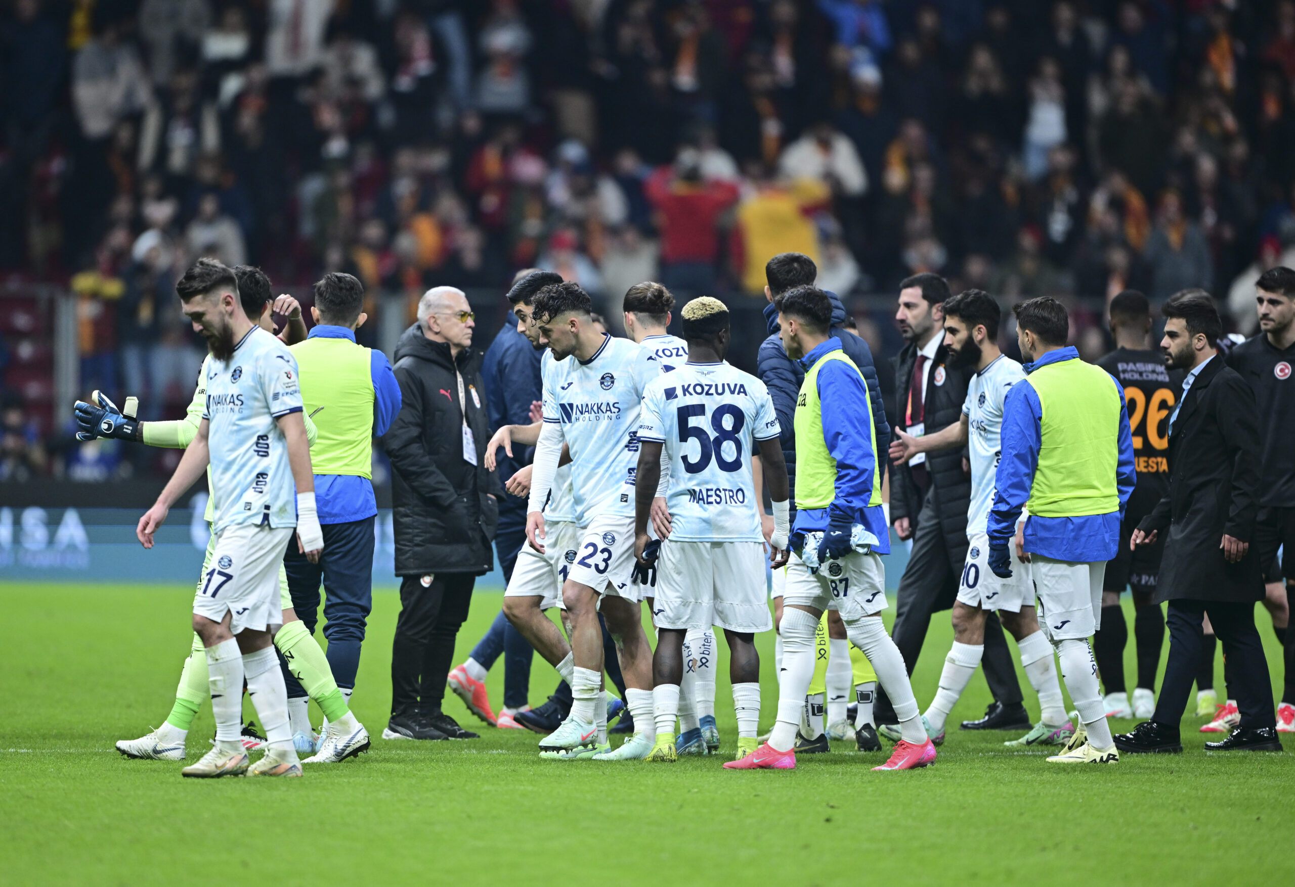 Adana Demirspor, Galatasaray maçında sahadan çekildi