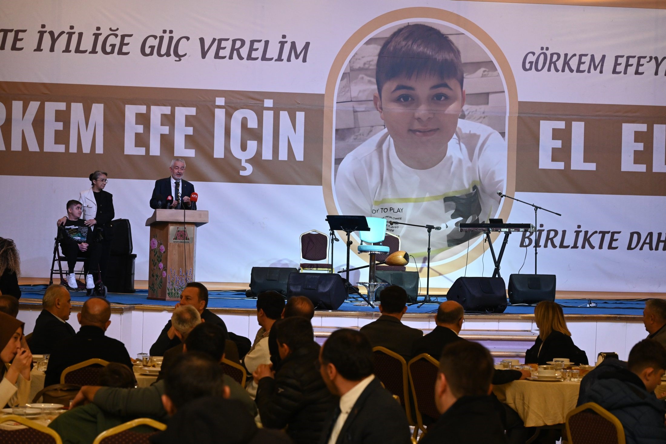 Isparta’da DMD kas hastası genç için düzenlenen yardım gecesinde rekor bağış