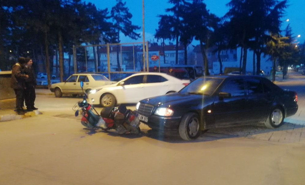 Isparta’da otomobille çarpışan elektrikli bisiklet sürücüsü yaralandı
