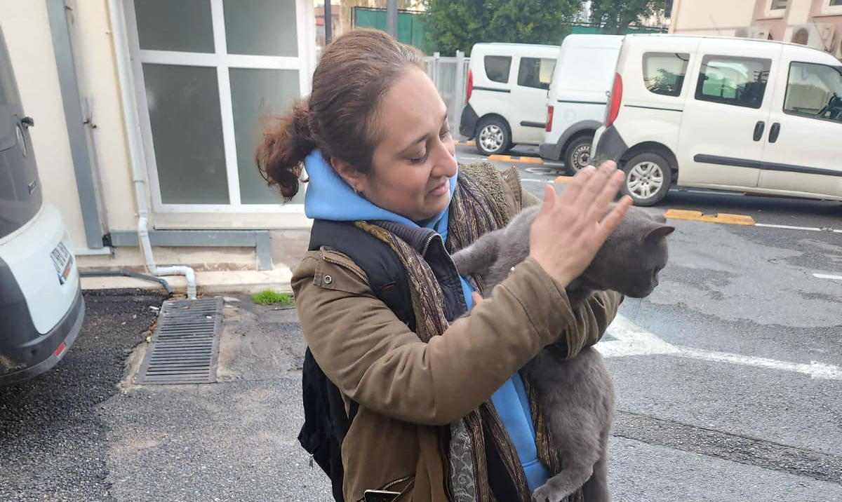 Kaybolan cins kediyi polisler bulup sahibine teslim etti