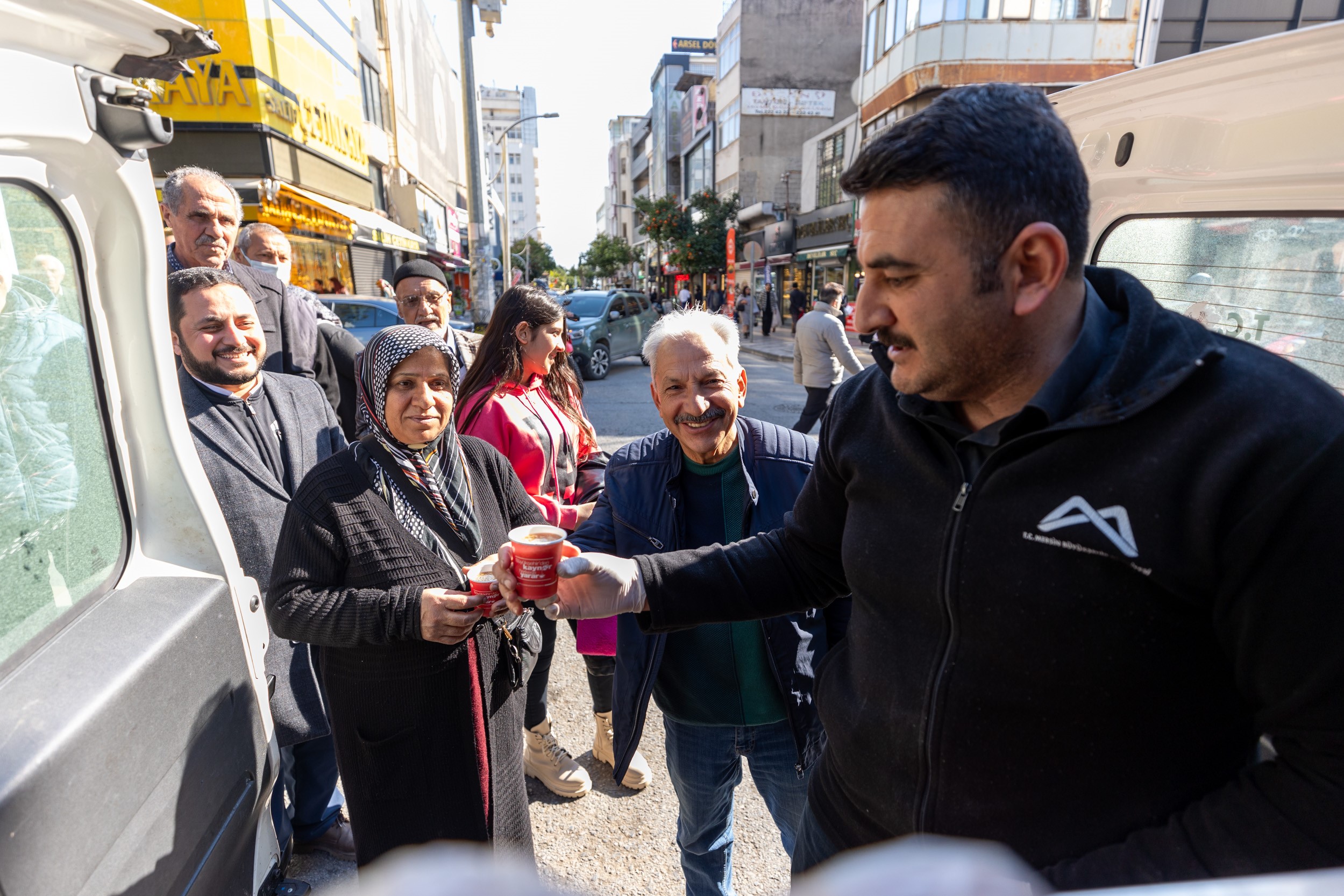 Mersin Büyükşehir Belediyesinden vatandaşlara ‘kaynar’ ikramı