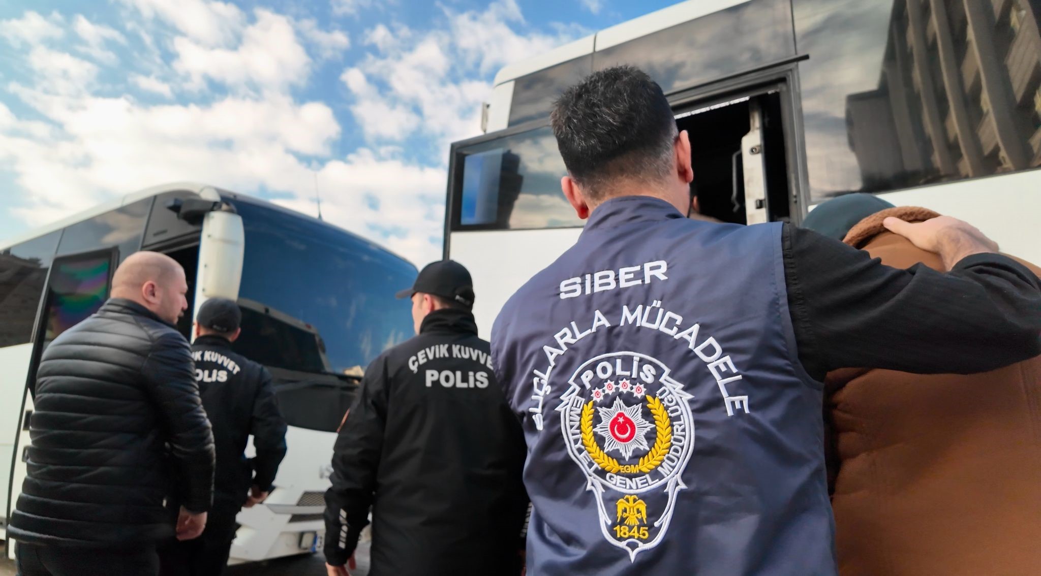 Mersin merkezli 7 ilde düzenlenen operasyonda yakalanan 21 şüpheliden 13’ü tutuklandı