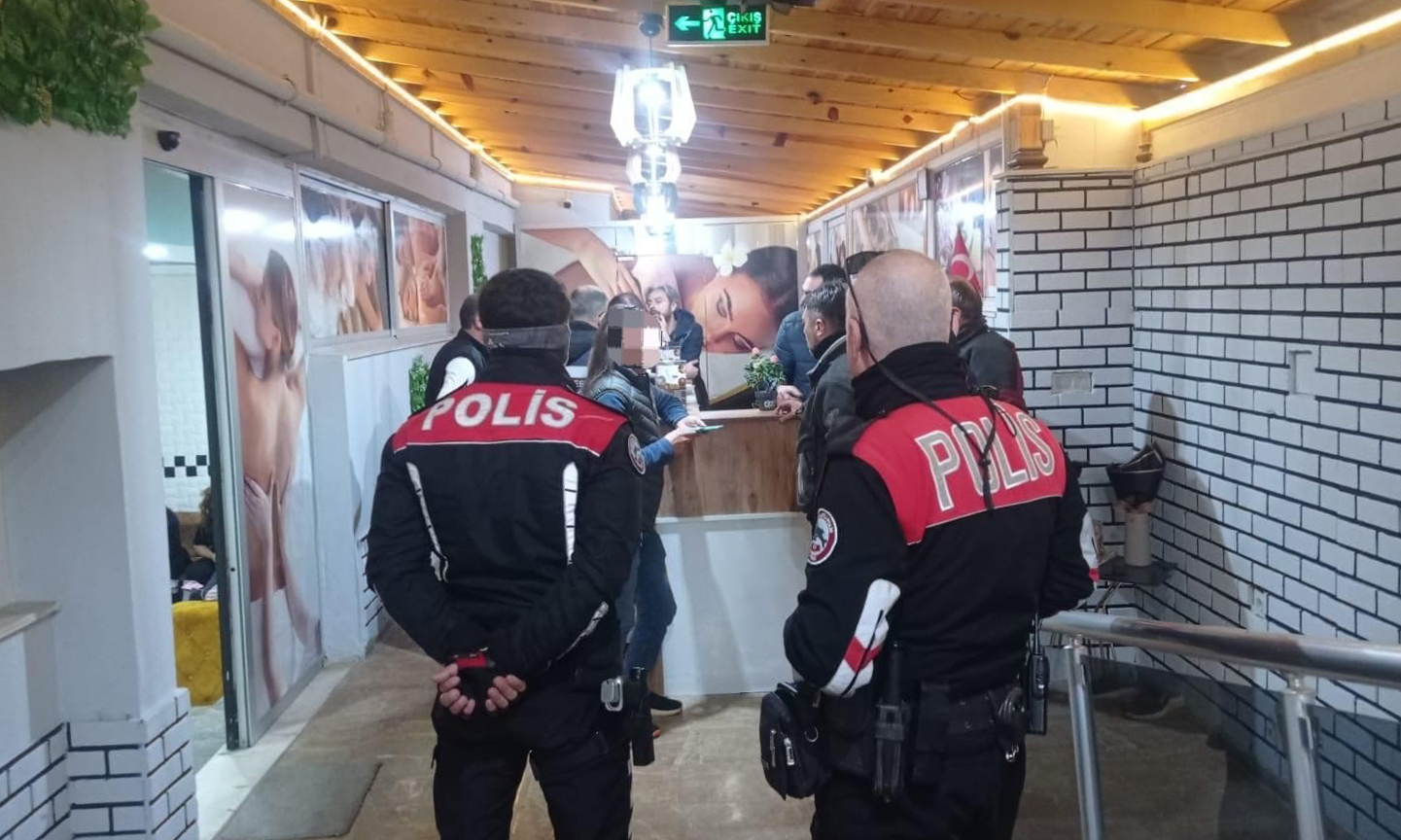 Mersin polisinden eş zamanlı denetim: 2 şüpheli tutuklandı, 7 milyon 950 bin TL ceza kesildi