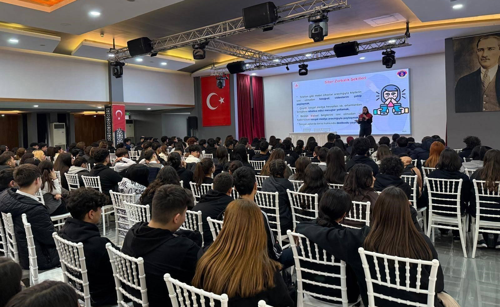 Mersin’de jandarmadan öğrencilere yönelik siber farkındalık eğitimi