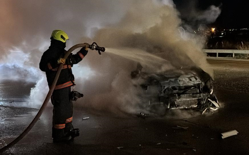Mersin’de kamyona çarparak alev alan otomobilde hasar oluştu