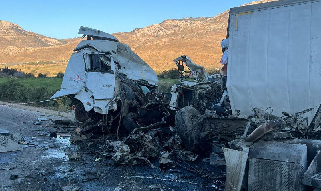Mersin’de karşı şeride geçen tır iki araca çarptı: 1 ölü, 4 yaralı