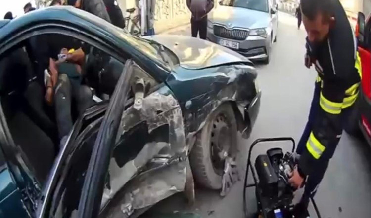 Mersin’de otomobilde sıkışan sürücüyü itfaiye ekipleri kurtardı