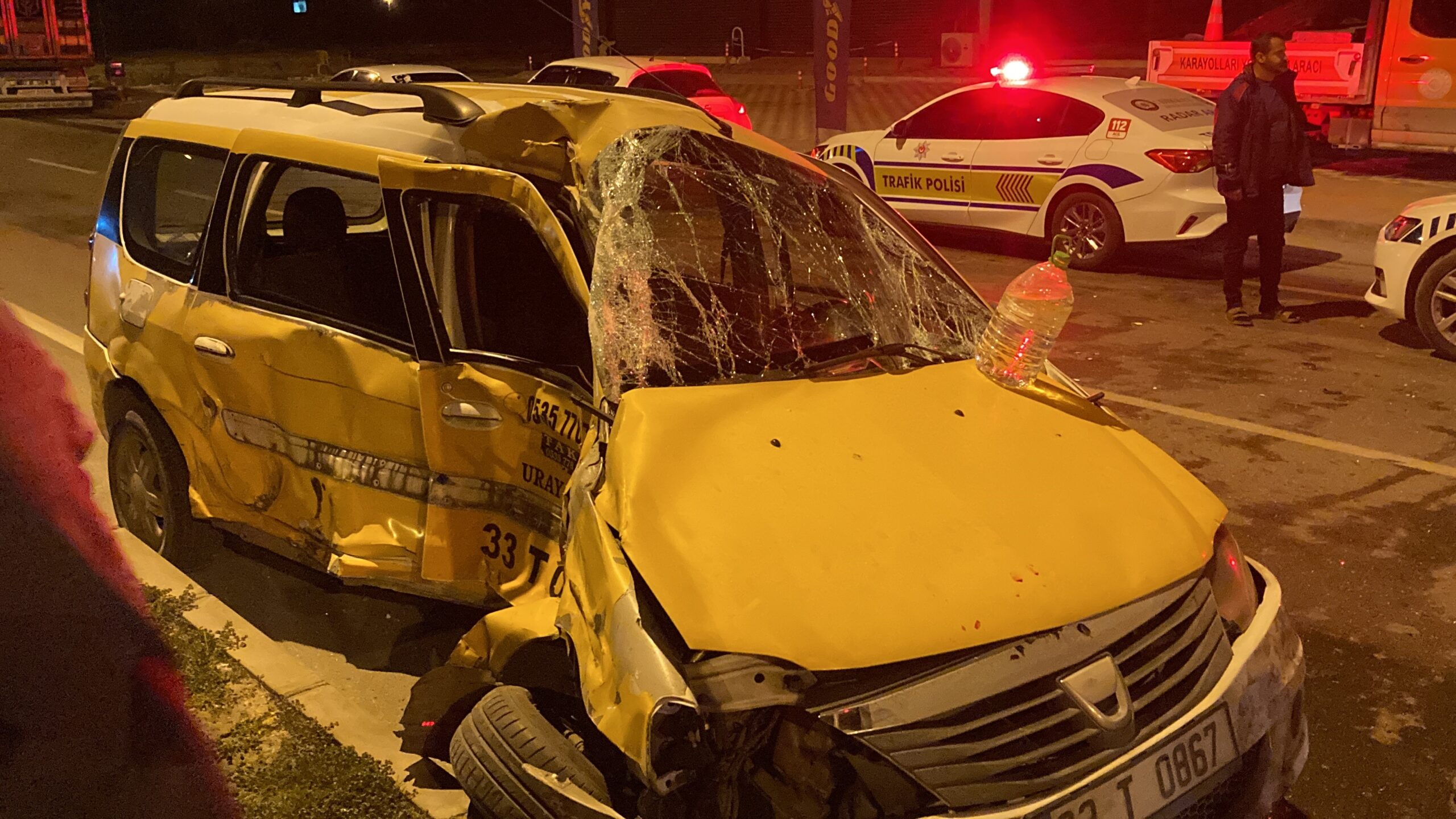 Mersin’de tır otomobile çarptı, sürücü yaralı kurtuldu