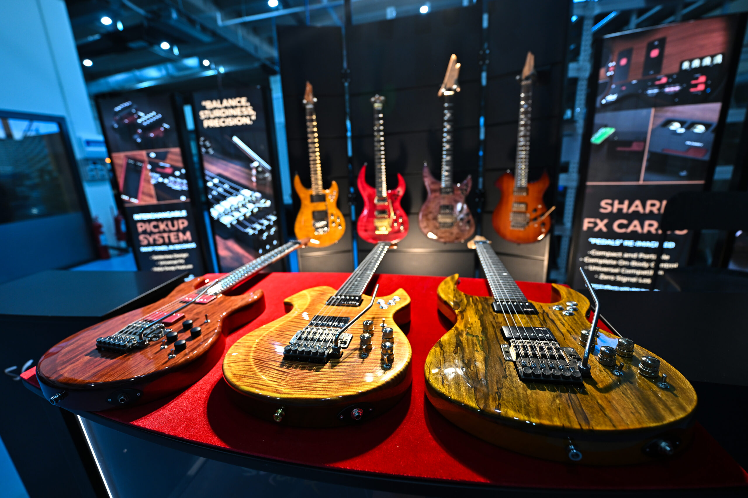 Müzisyen Cem Köksal hobi olarak başladığı gitar üretiminde dünyaya açılıyor
