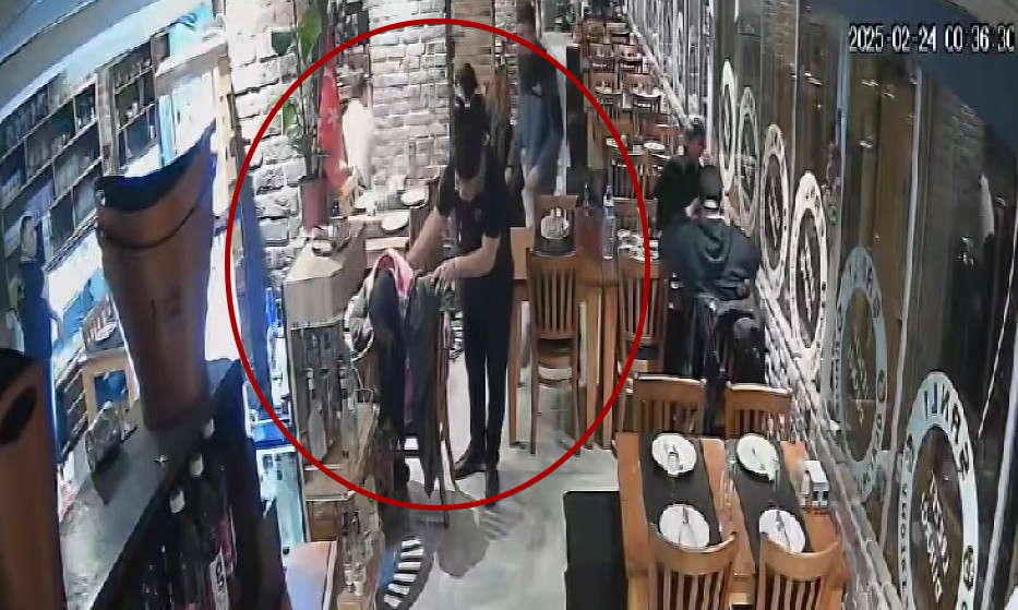 Nefes borusuna yiyecek takılan İngiliz turisti, garsonun Heimlich manevrası kurtardı