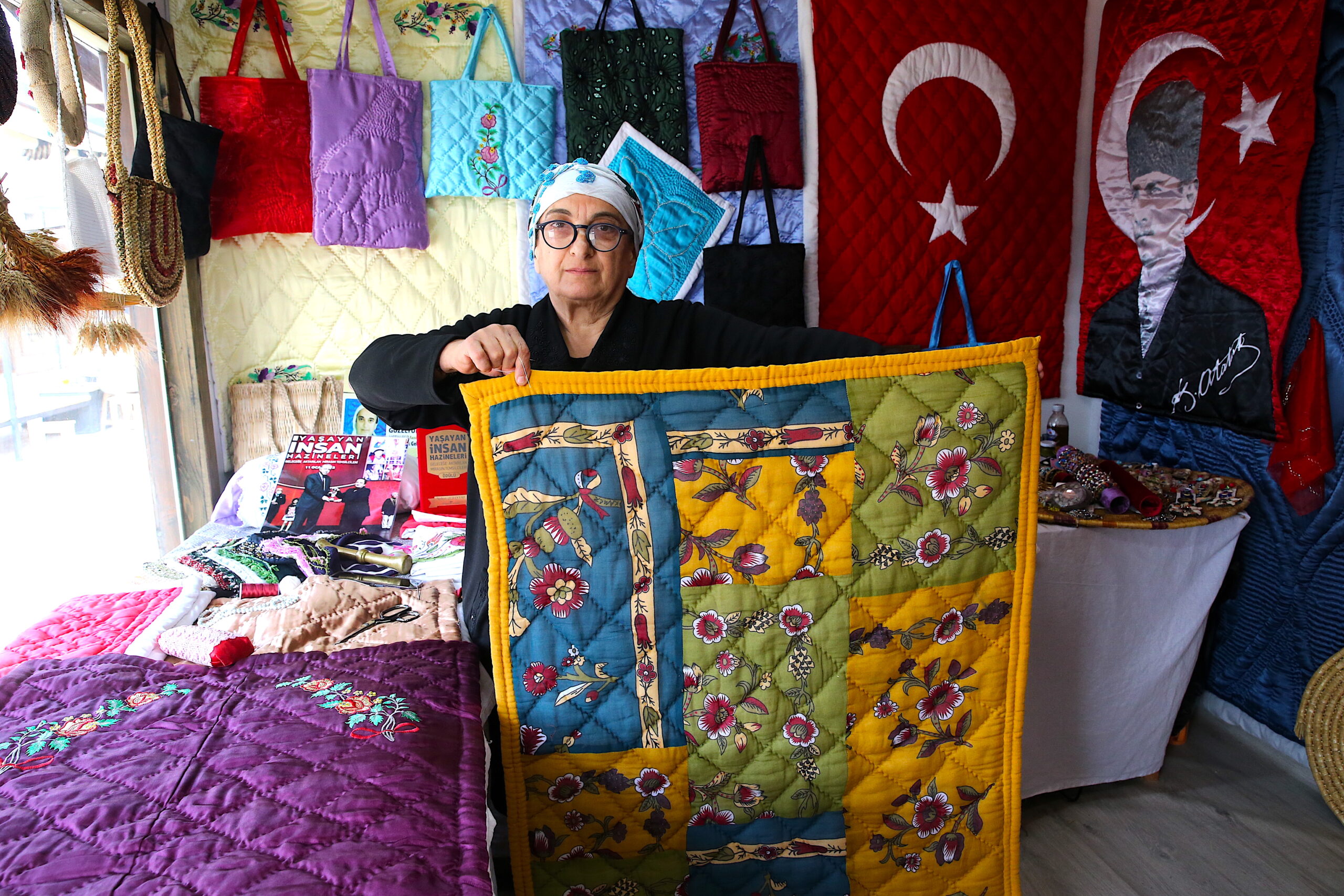 Ödüllü yorgan ustası Kültür ve Sanat Çarşısı ile tezgahına kavuştu