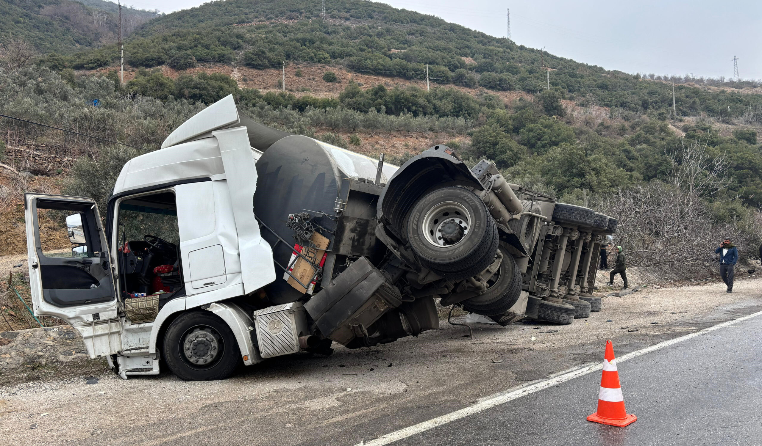 Osmaniye’de kontrolden çıkan tanker devrildi