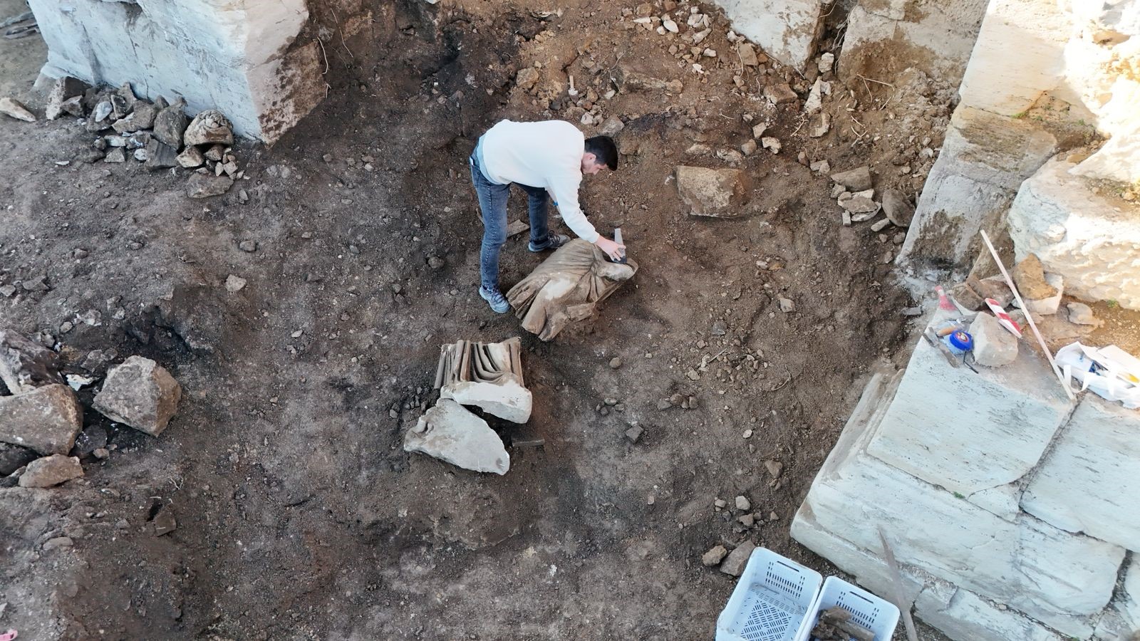 Perge Antik Kenti’nde beş yeni heykel gün yüzüne çıkarıldı