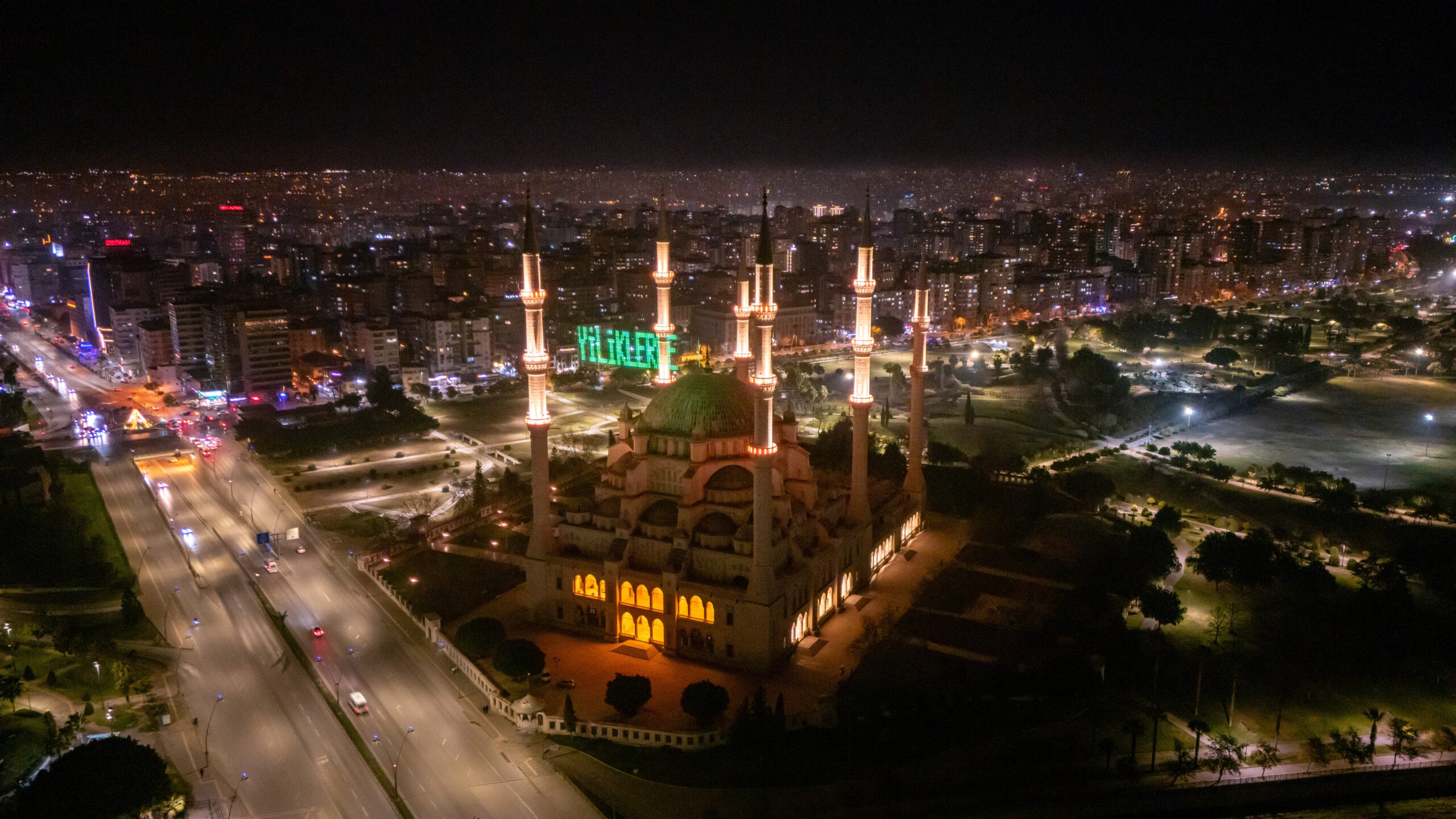 Sabancı Merkez Camii’nde asılan mahya havadan görüntülendi