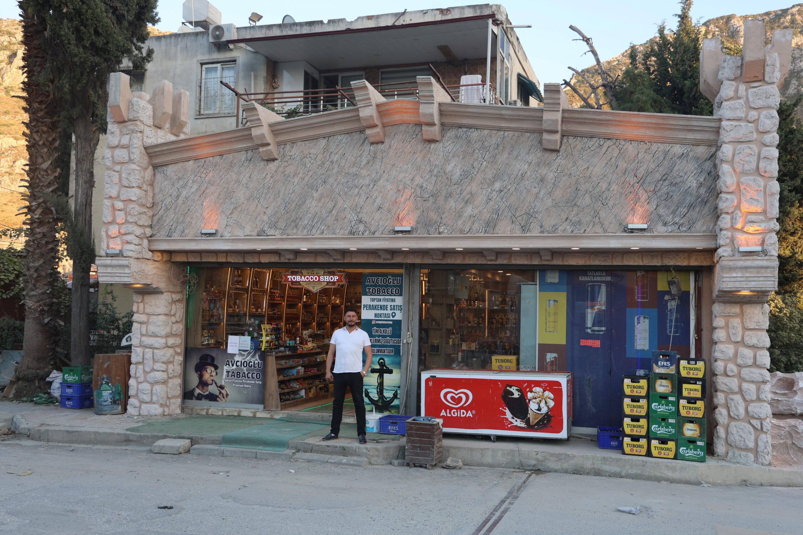 Şehrin tarihi kültürünü yansıtmak için iş yerini kale gibi yaptı