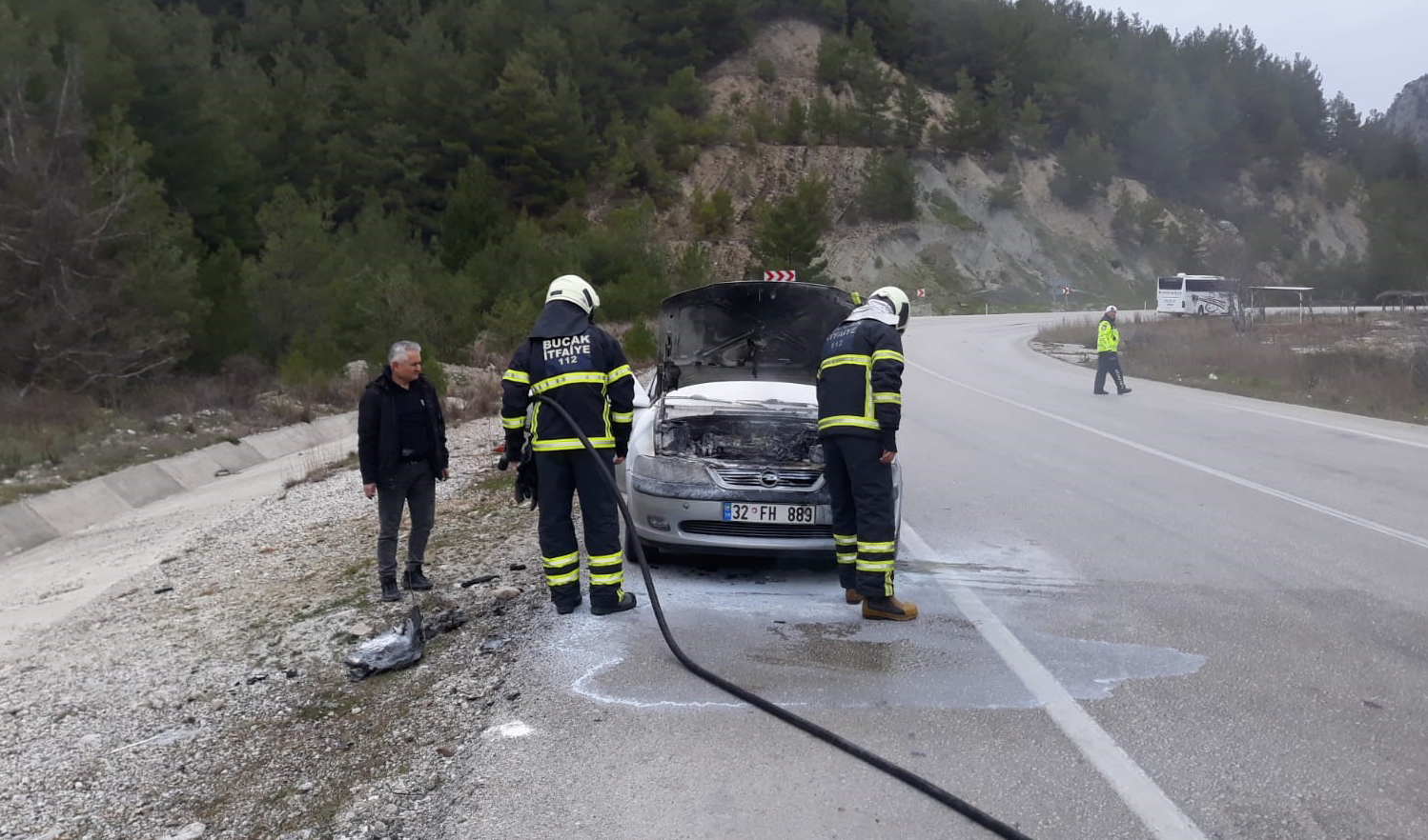 Seyir halindeyken alev alan otomobil kullanılamaz hale geldi