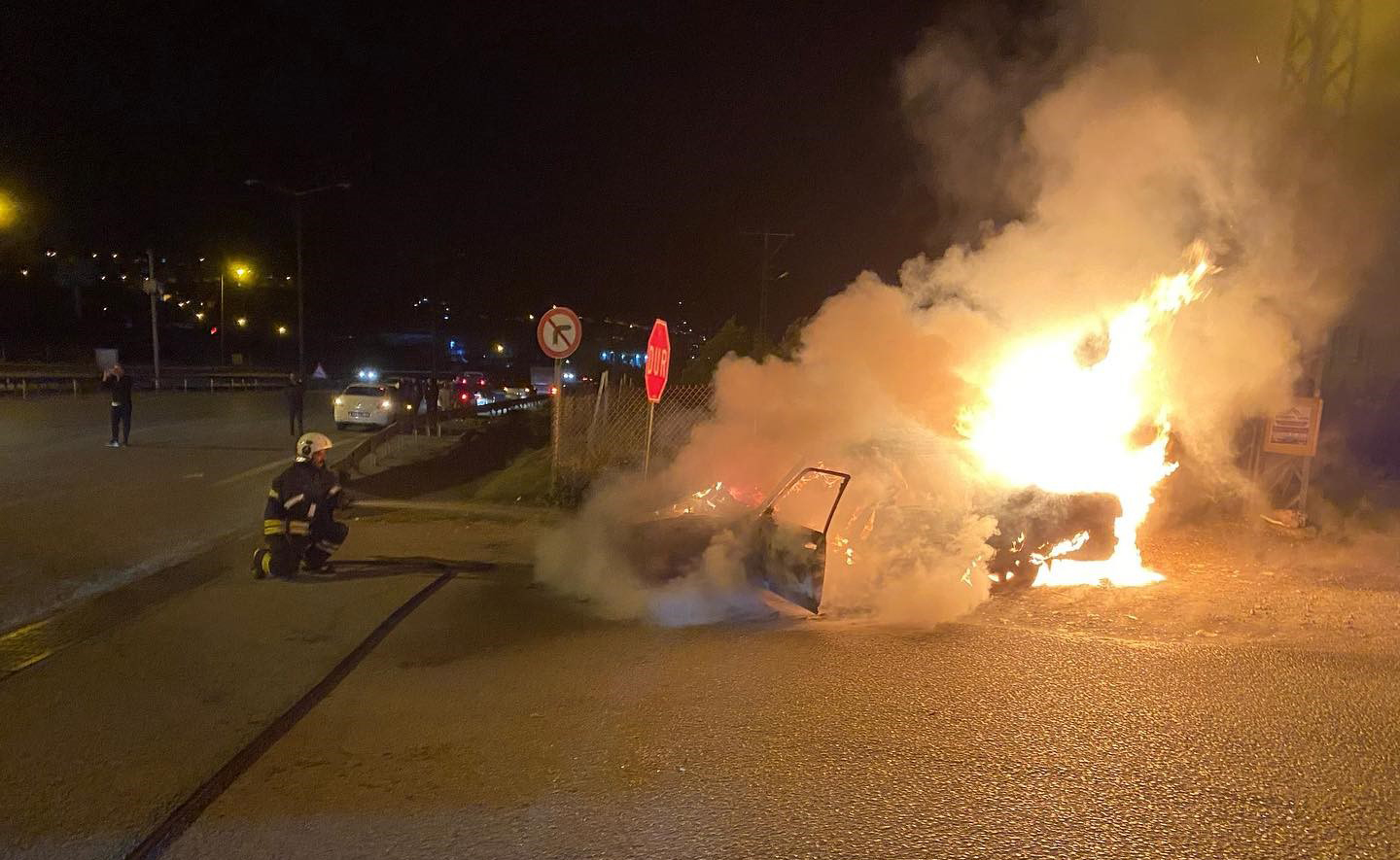 Seyir halindeyken yanmaya başlayan Tofaş otomobil alevlere teslim oldu