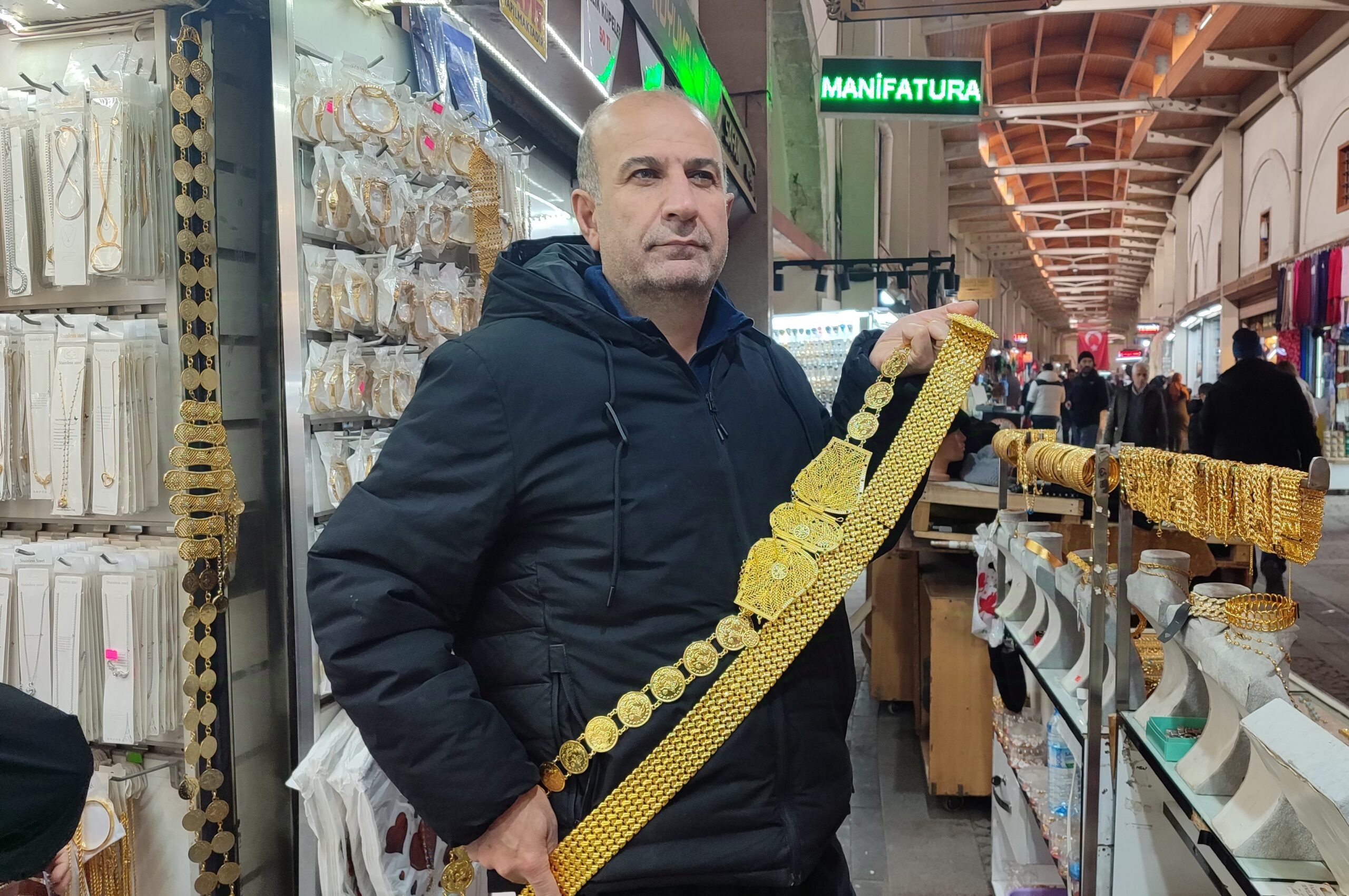 Tarihi Kapalıçarşı’da altın kemerin imitasyonu 1000 TL’ye satılıyor