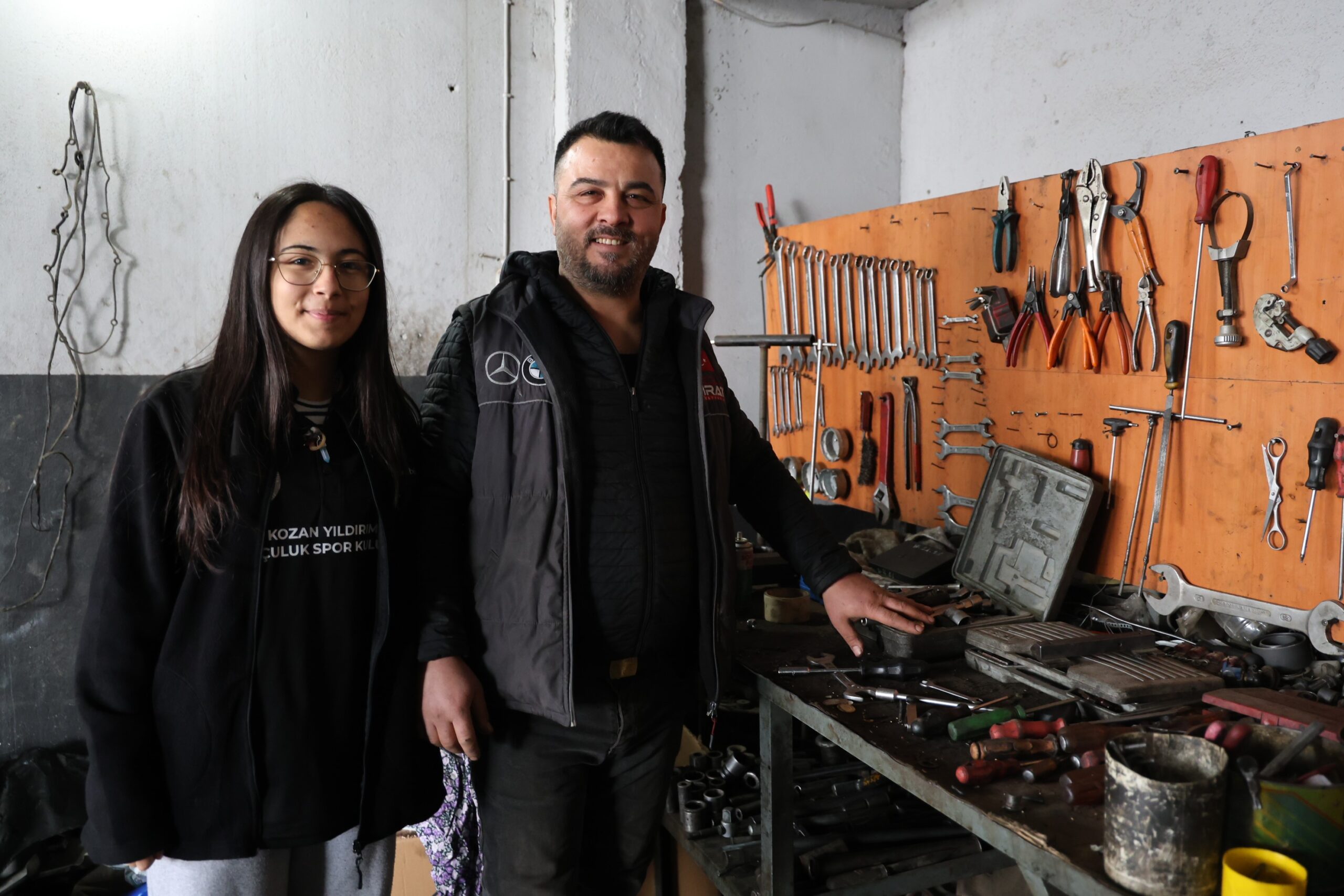 Tatillerde tamirci babasının yanında çalışan Hiranur, okçulukta şampiyon oldu