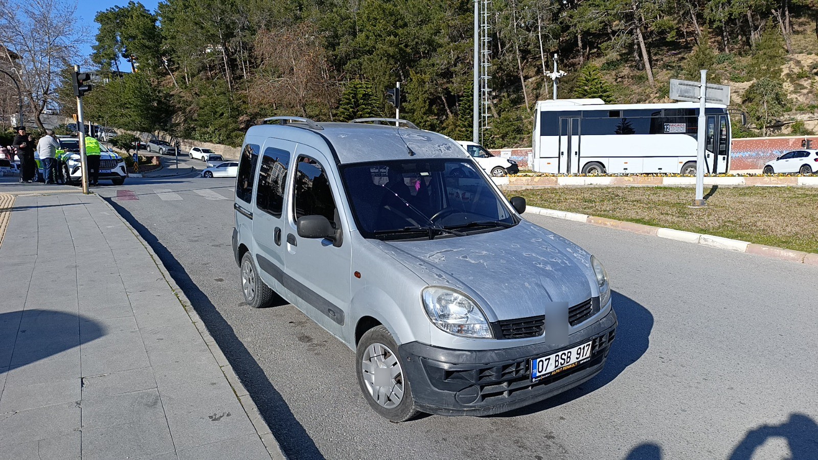 Yaya geçidinde hafif ticari araç yayaya çarptı:1 yaralı