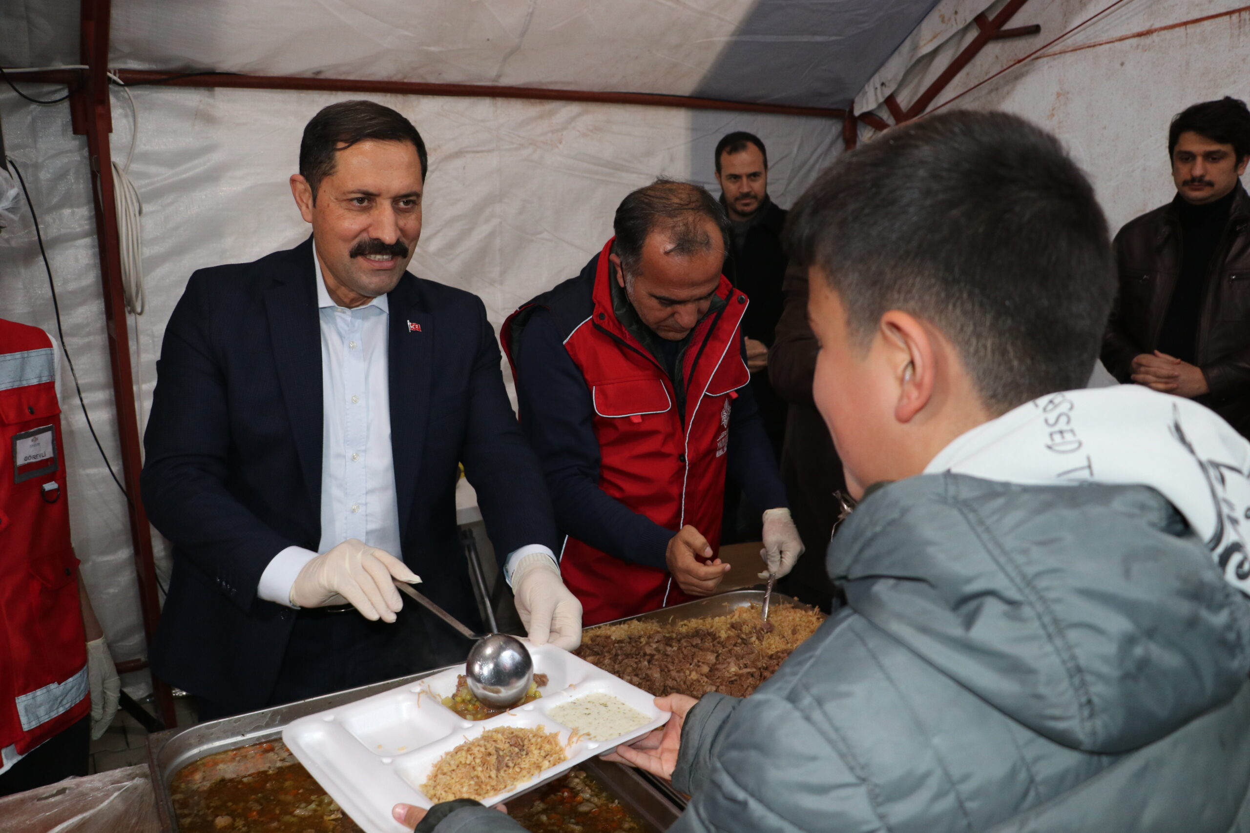 Hatay Vakıflar Bölge Müdürlüğü’nden konteyner kentteki depremzedelere iftar