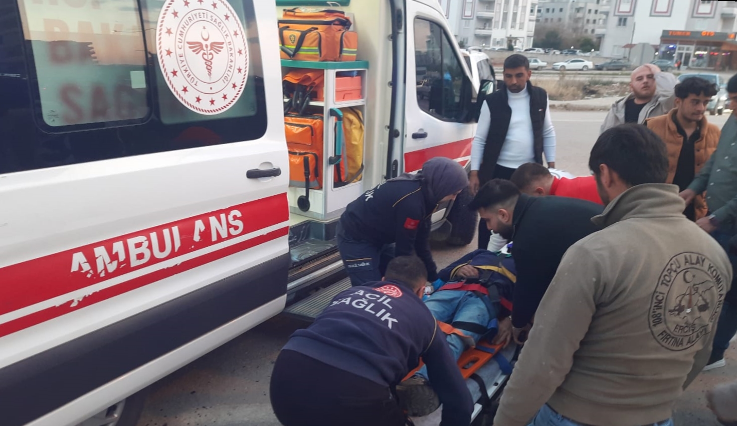 Adana’da hafif ticari araç ile otomobilin çarpıştığı kazada 2 kişi yaralandı