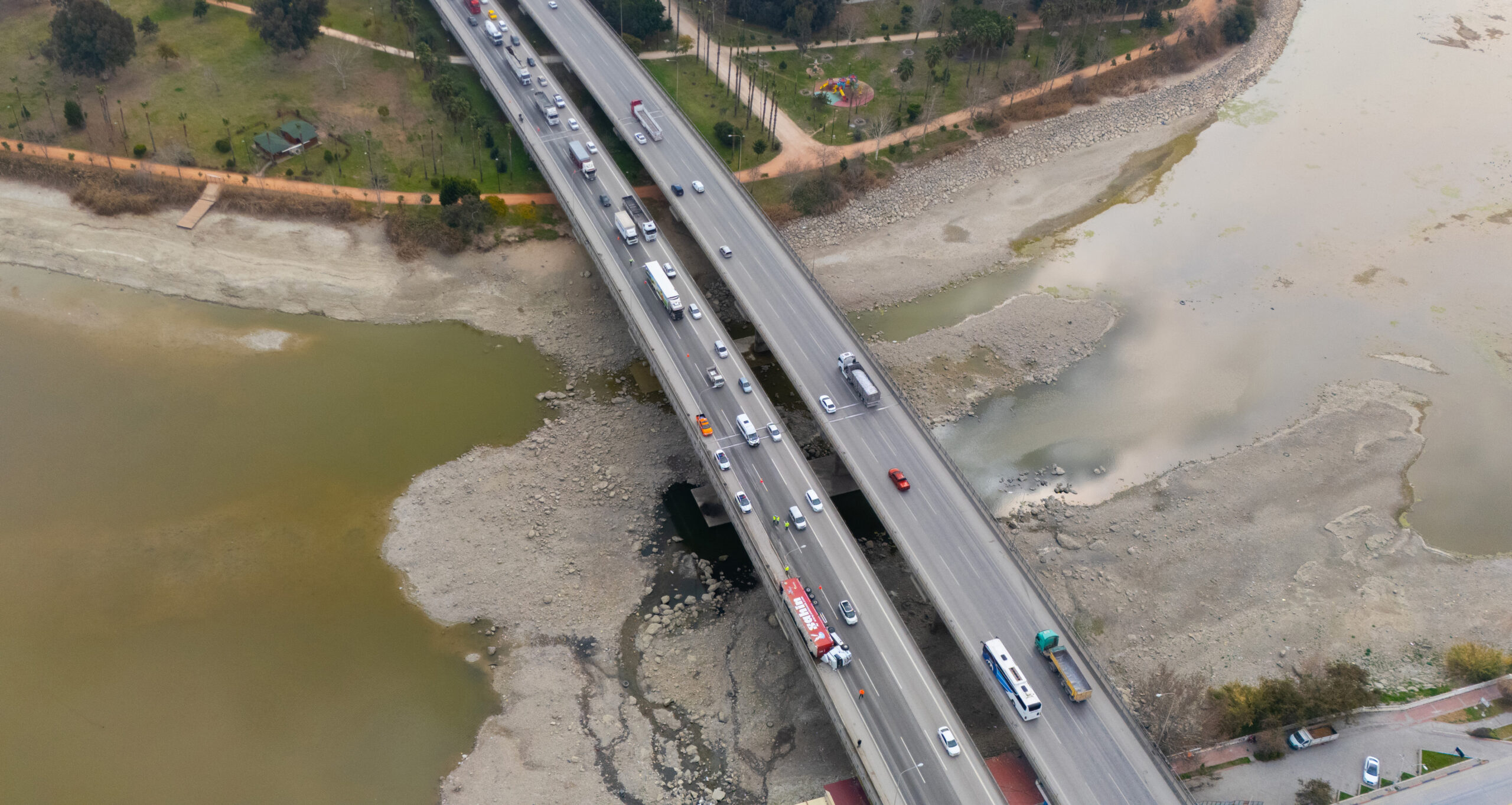 Adana’da tırın devrilmesi sonucu otoyolda trafik kilitlendi