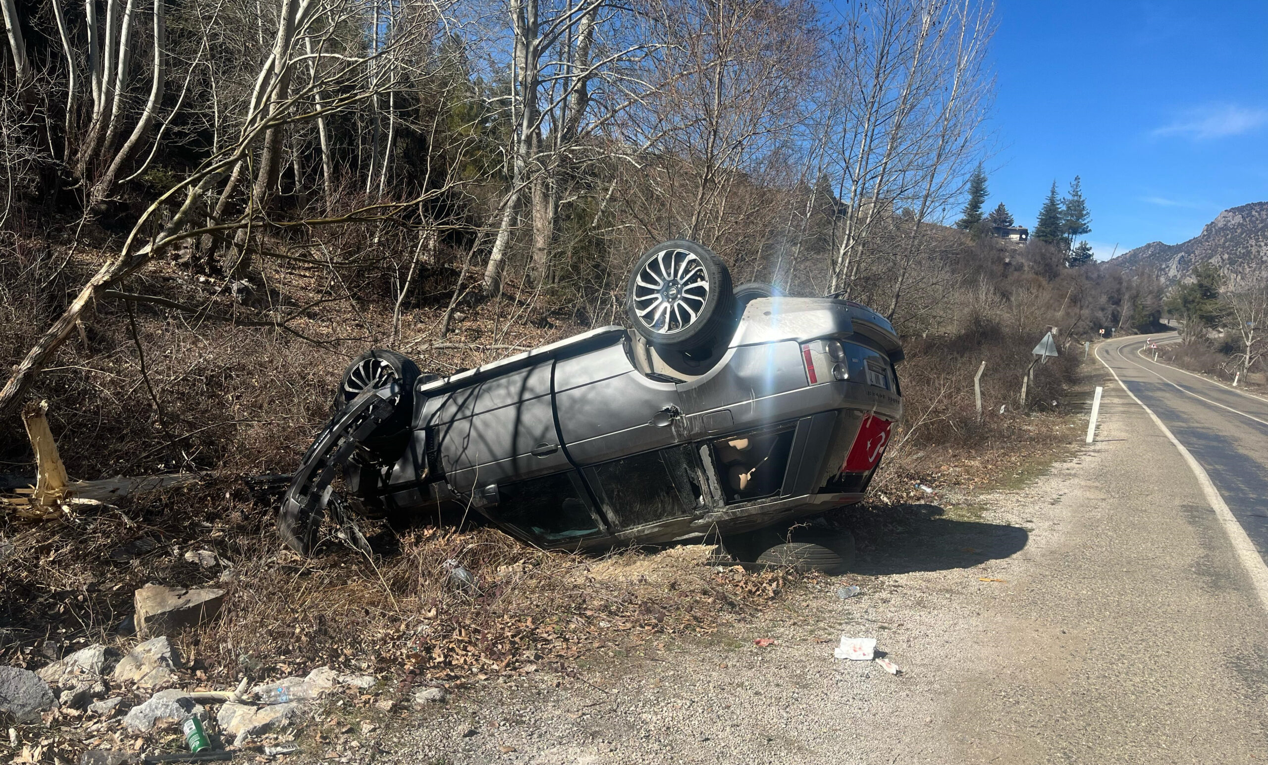 Adana’da yoldan çıkan cip ters döndü: 5 yaralı