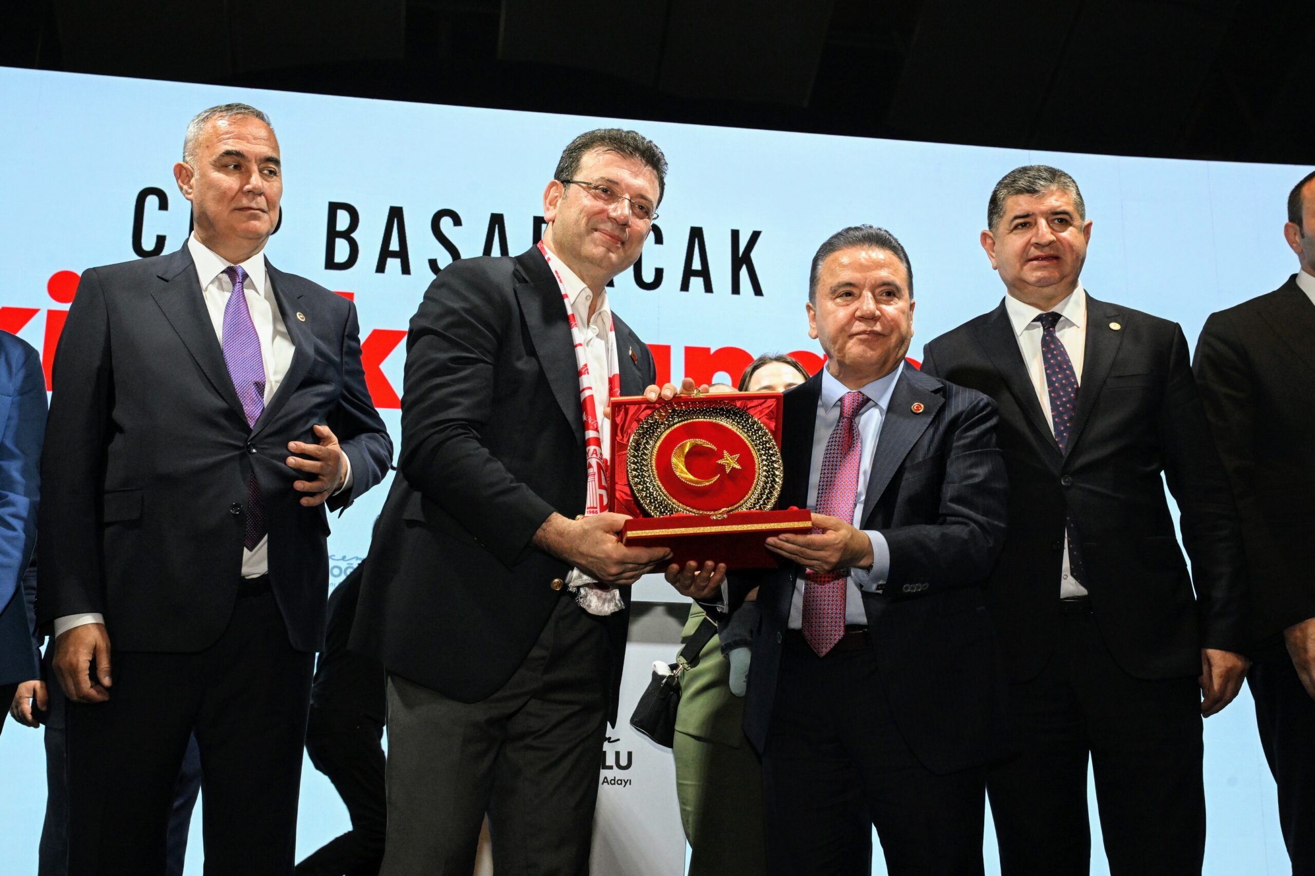 Antalya Büyükşehir Belediye Başkanı Böcek: “İmamoğlu’nun her zaman yanındayız”