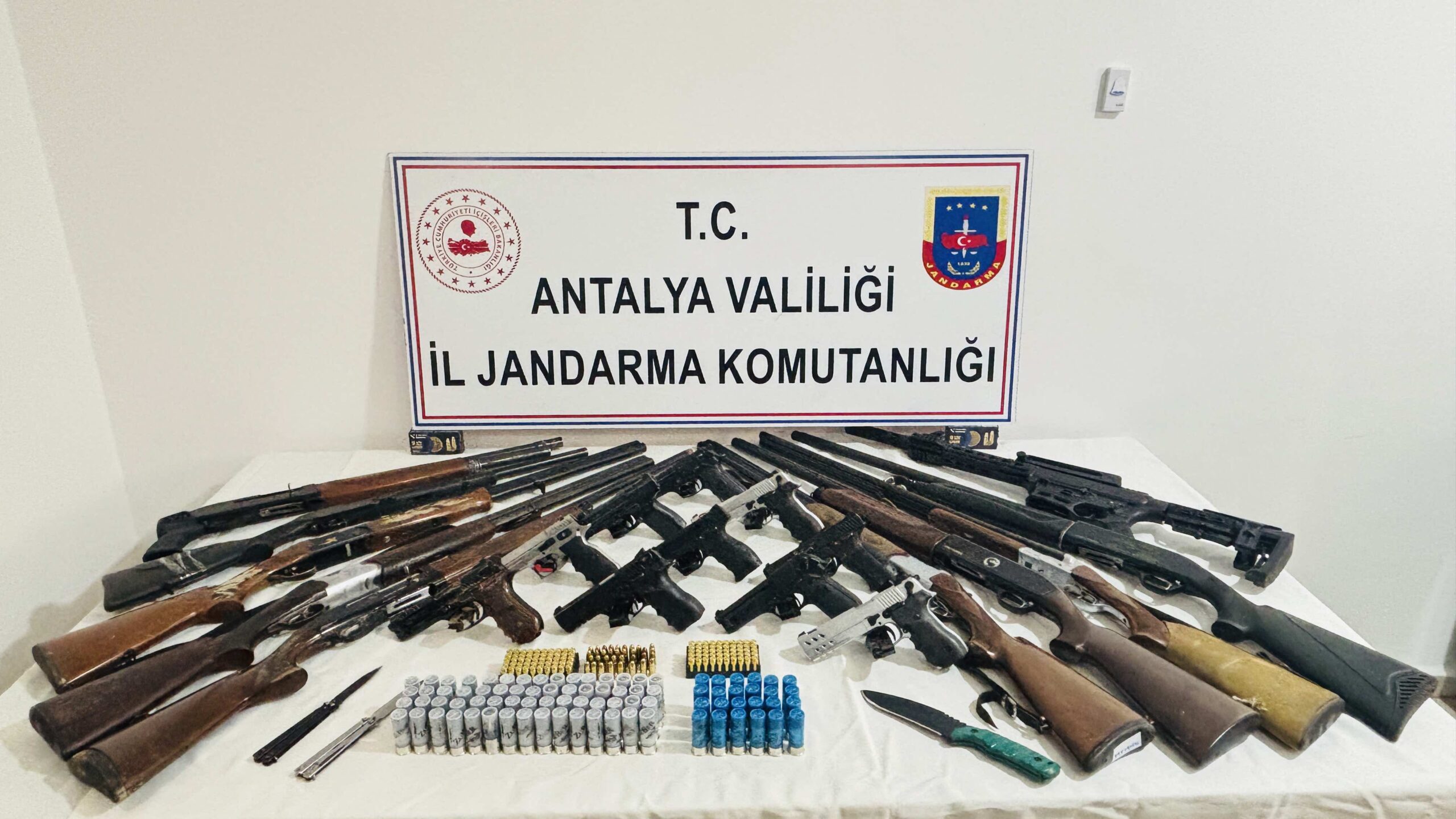 Antalya’da silah kaçakçılığı operasyonunda 10 zanlı yakalandı