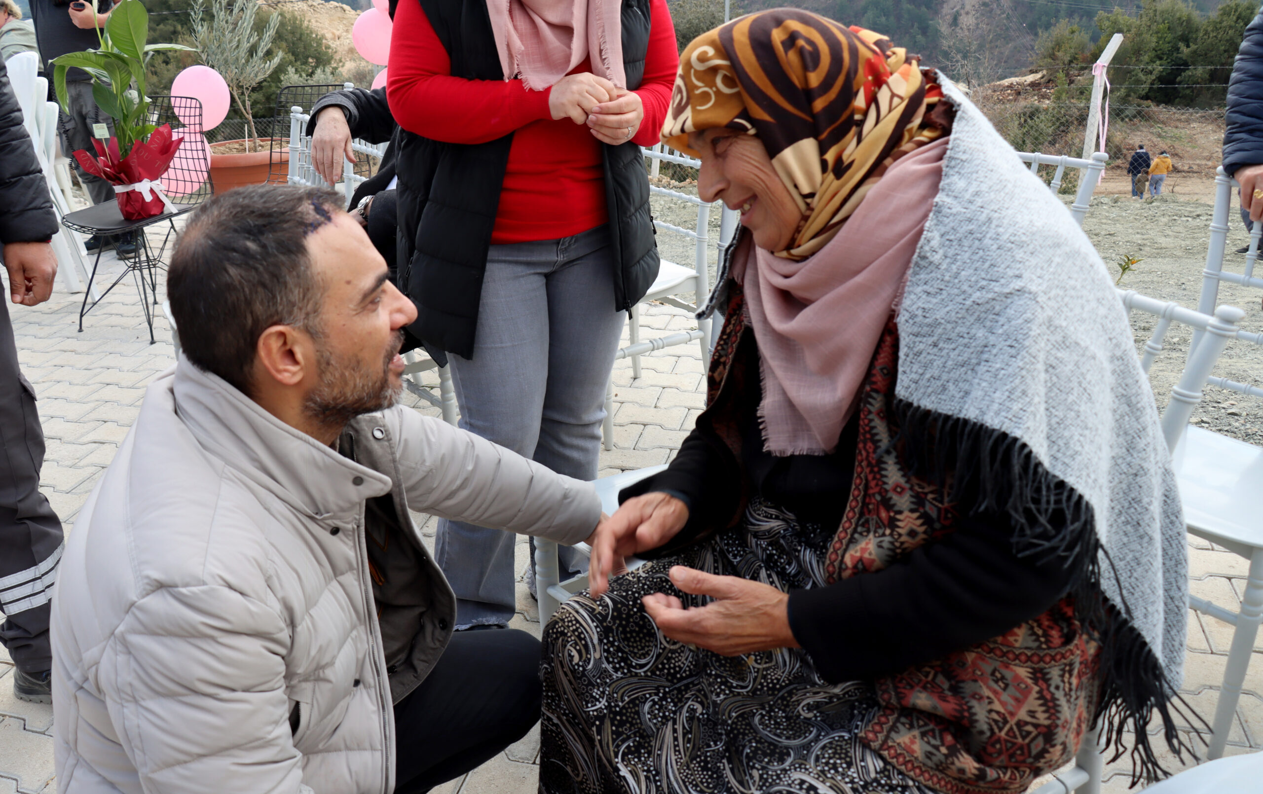 Depremde 11 yakınını kaybeden sanatçı Uğur Aslan, afetzedelere desteğini sürdürüyor