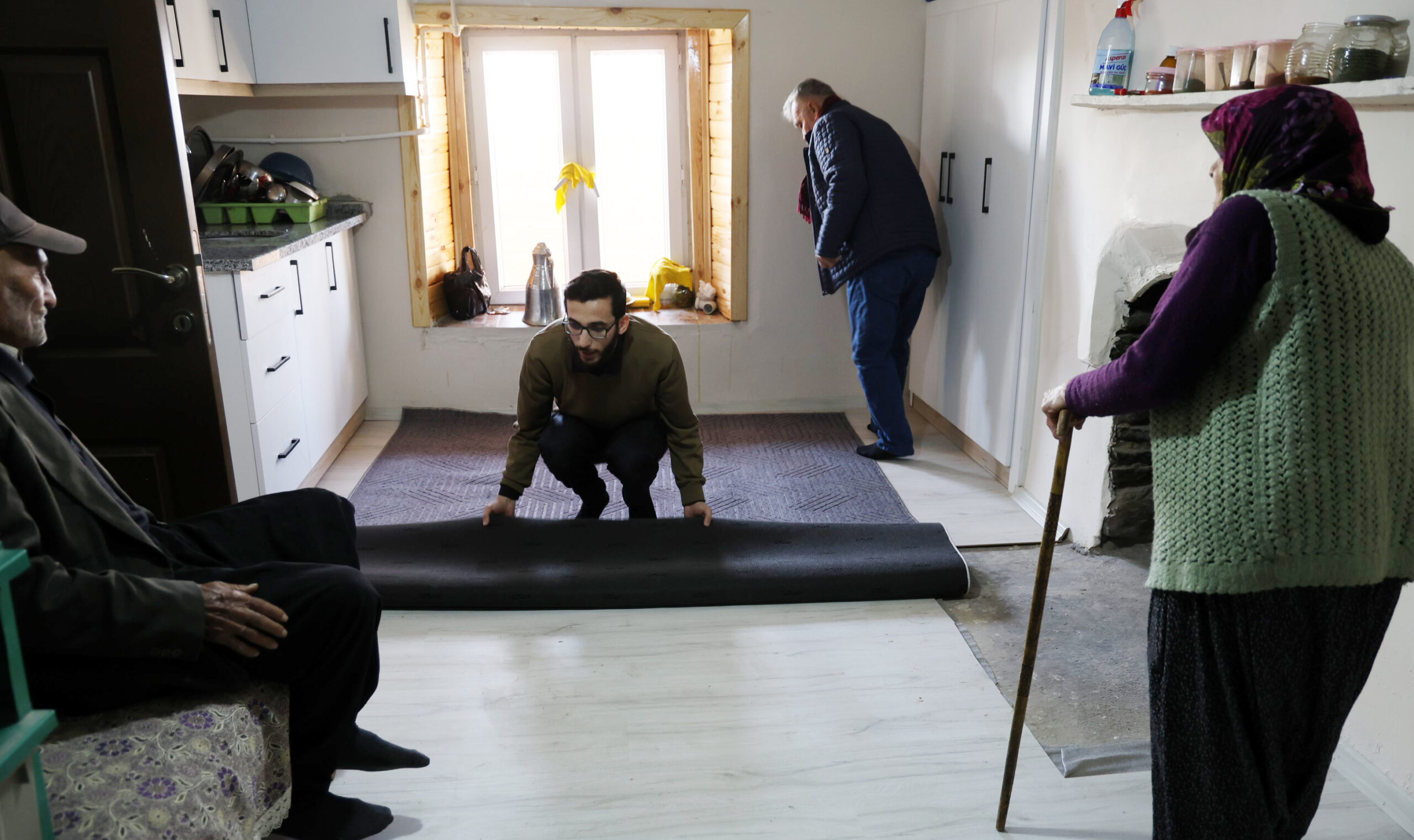 Gönüllere dokunan imam, yaşlı ve engellilerin evlerini yeniledi