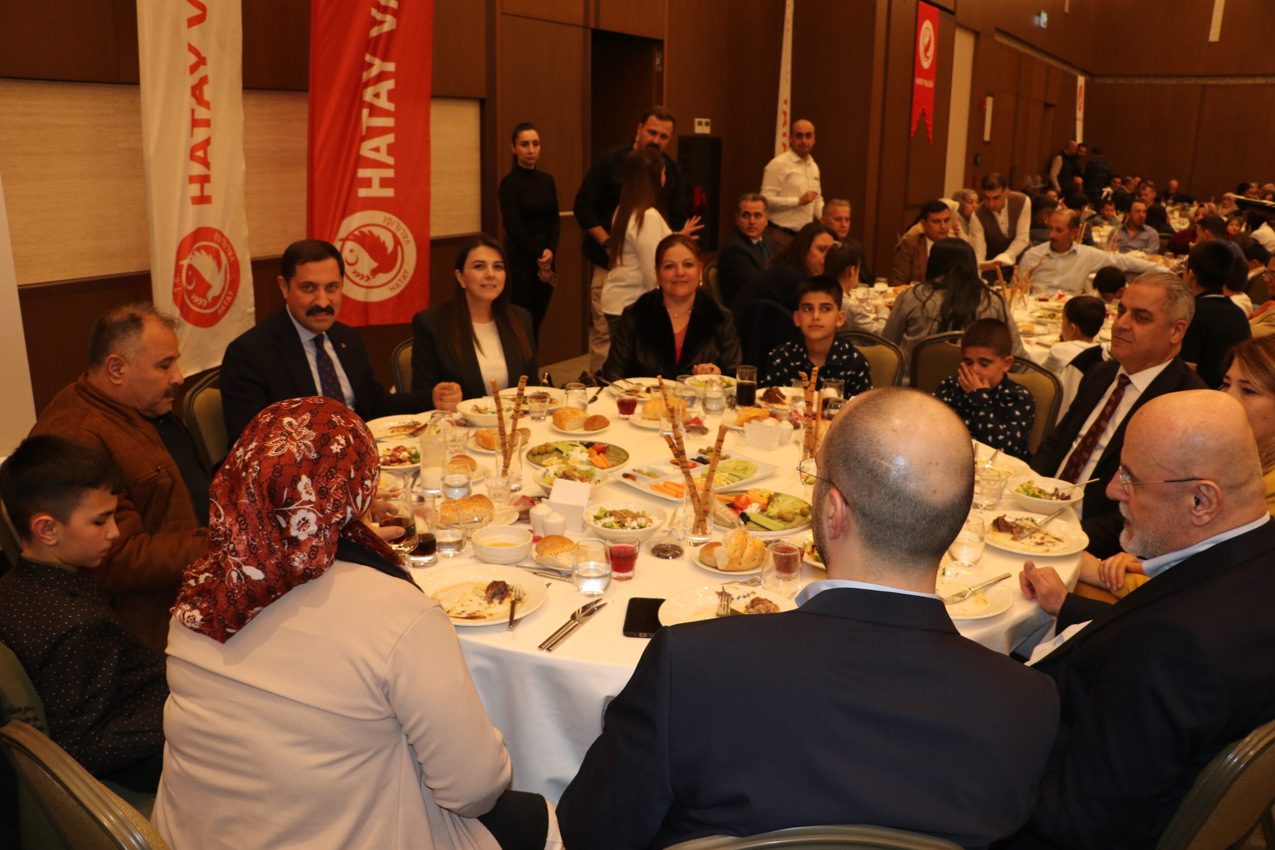 Hatay Valisi Mustafa Masatlı, koruyucu ailelerle iftarda buluştu