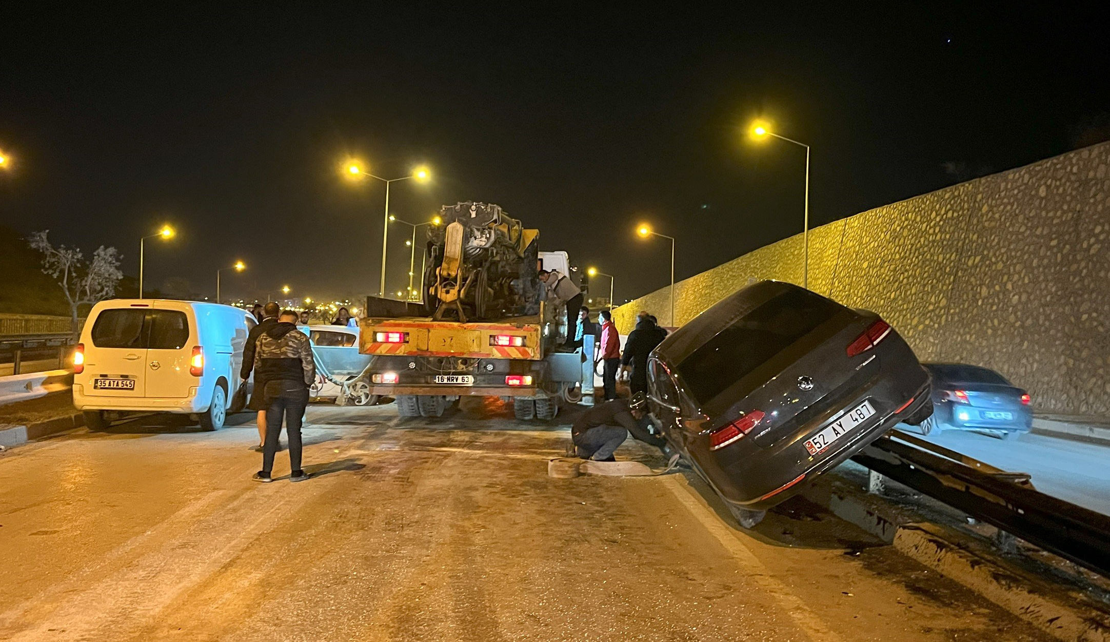 Hatay’da 3 aracın karıştığı zincirleme trafik kazasında 2 kişi yaralandı