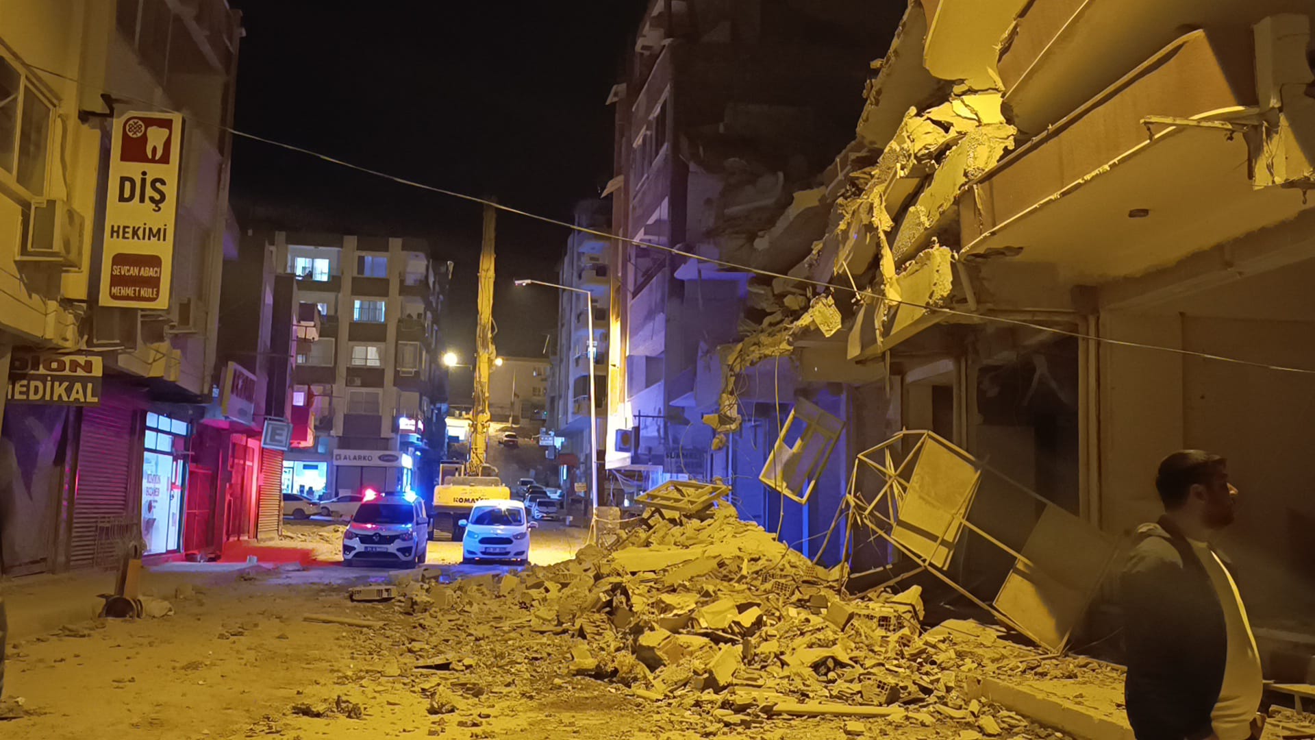 Hatay’da ağır hasarlı binanın yıkımı sırasında yanındaki prefabrik yapı zarar gördü