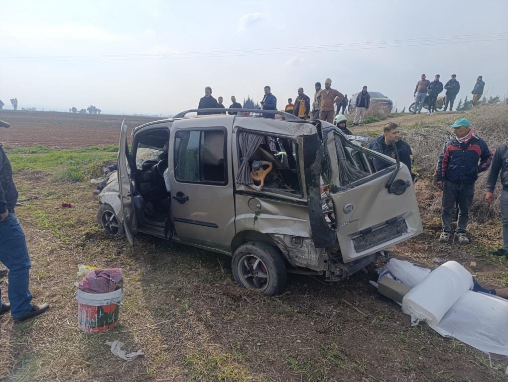 Hatay’da hafif ticari araç tarlaya uçtu: 1’i ağır 3 yaralı