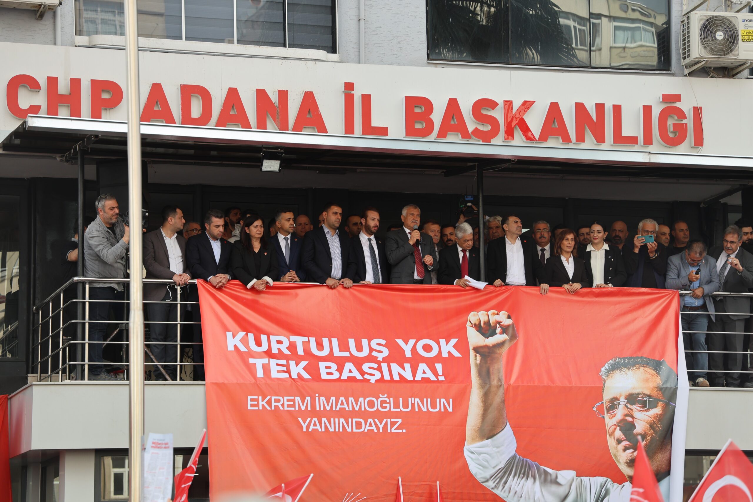 İmamoğlu’nun gözaltına alınması sonrası Adana’da CHP’liler partide toplandı