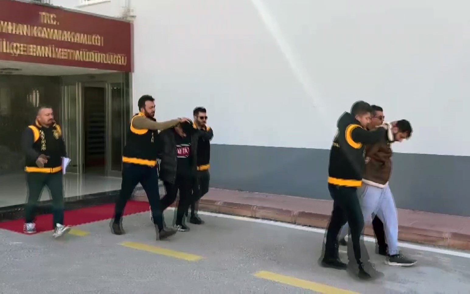 İş adamının başına silah dayayarak 2 milyon TL haraç isteyen 2 şüpheli yakalandı