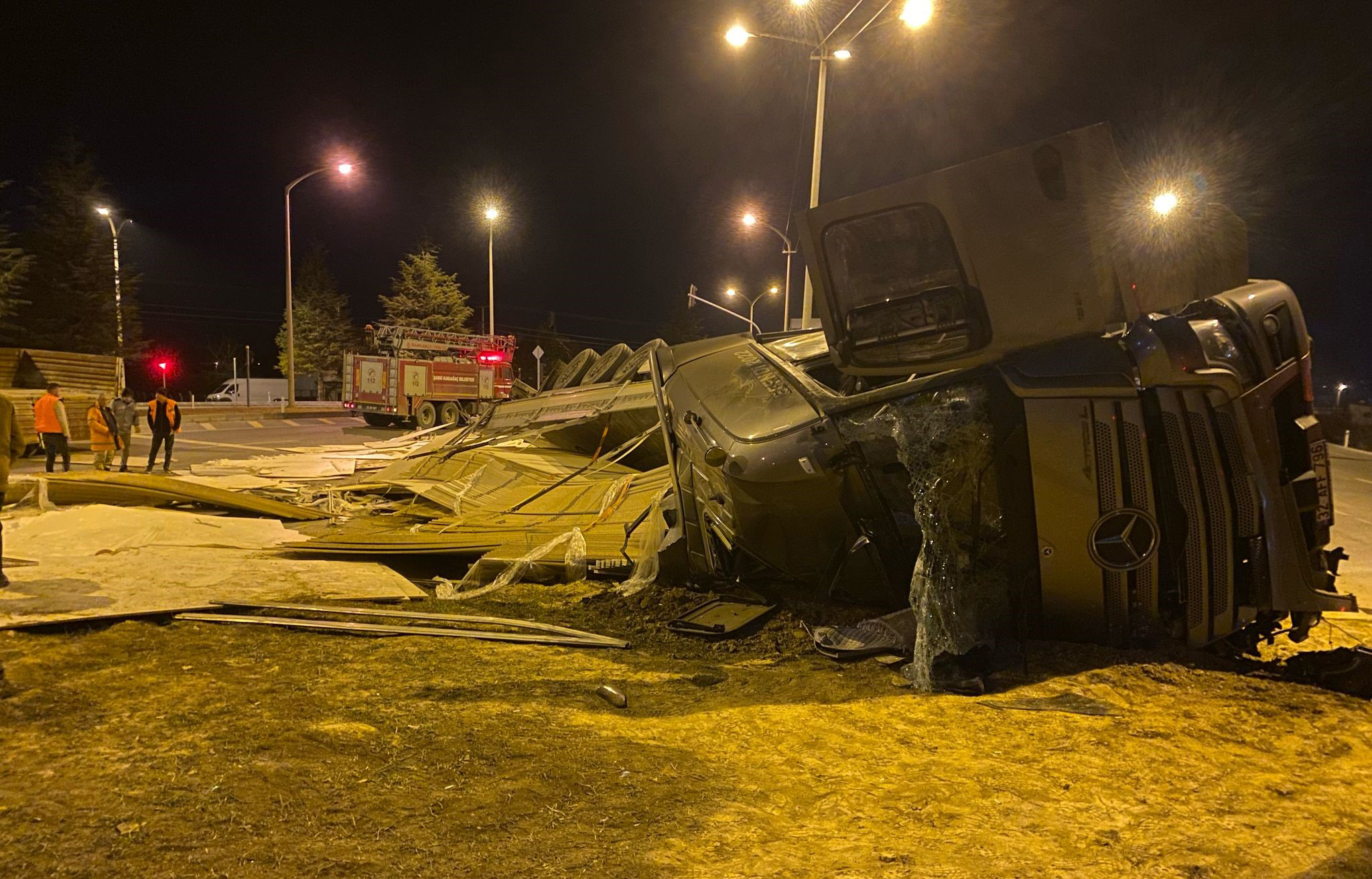 Isparta’da refüje devrilen tırın sürücüsü ağır yaralandı
