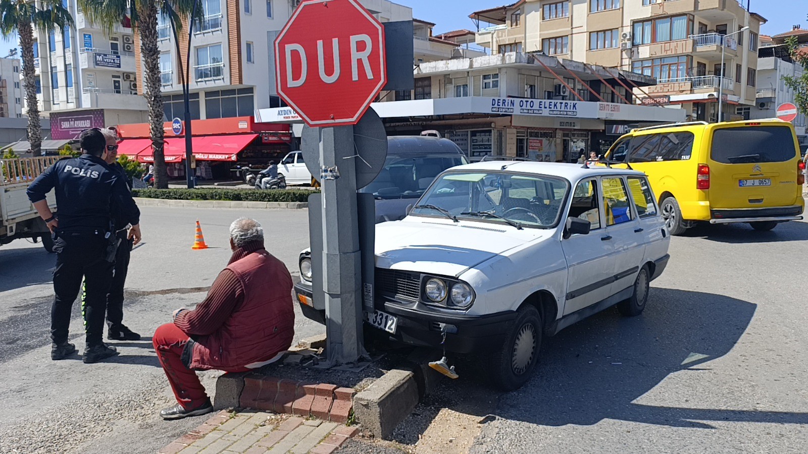 Kazadan yara almadan kurtuldu, aracında oturup üst üste sigara içti