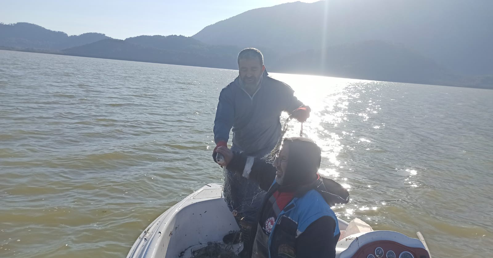 Kovada Gölü’nde 600 metre kaçak ağa el konuldu, balıklar doğaya geri bırakıldı