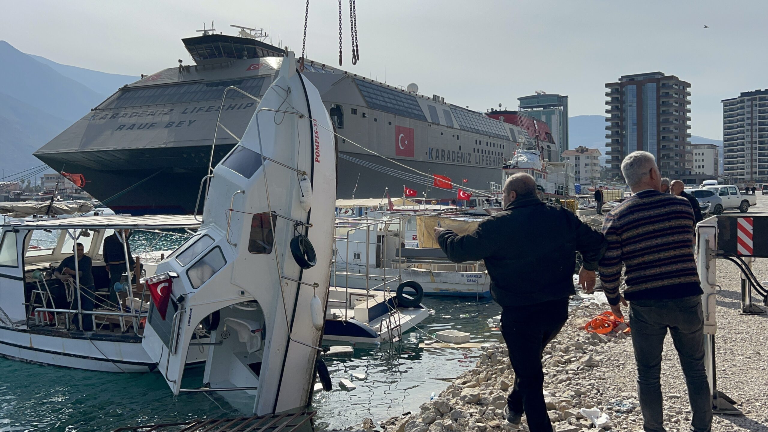 Kuvvetli fırtınayla alabora olan tekne vinçle kurtarıldı