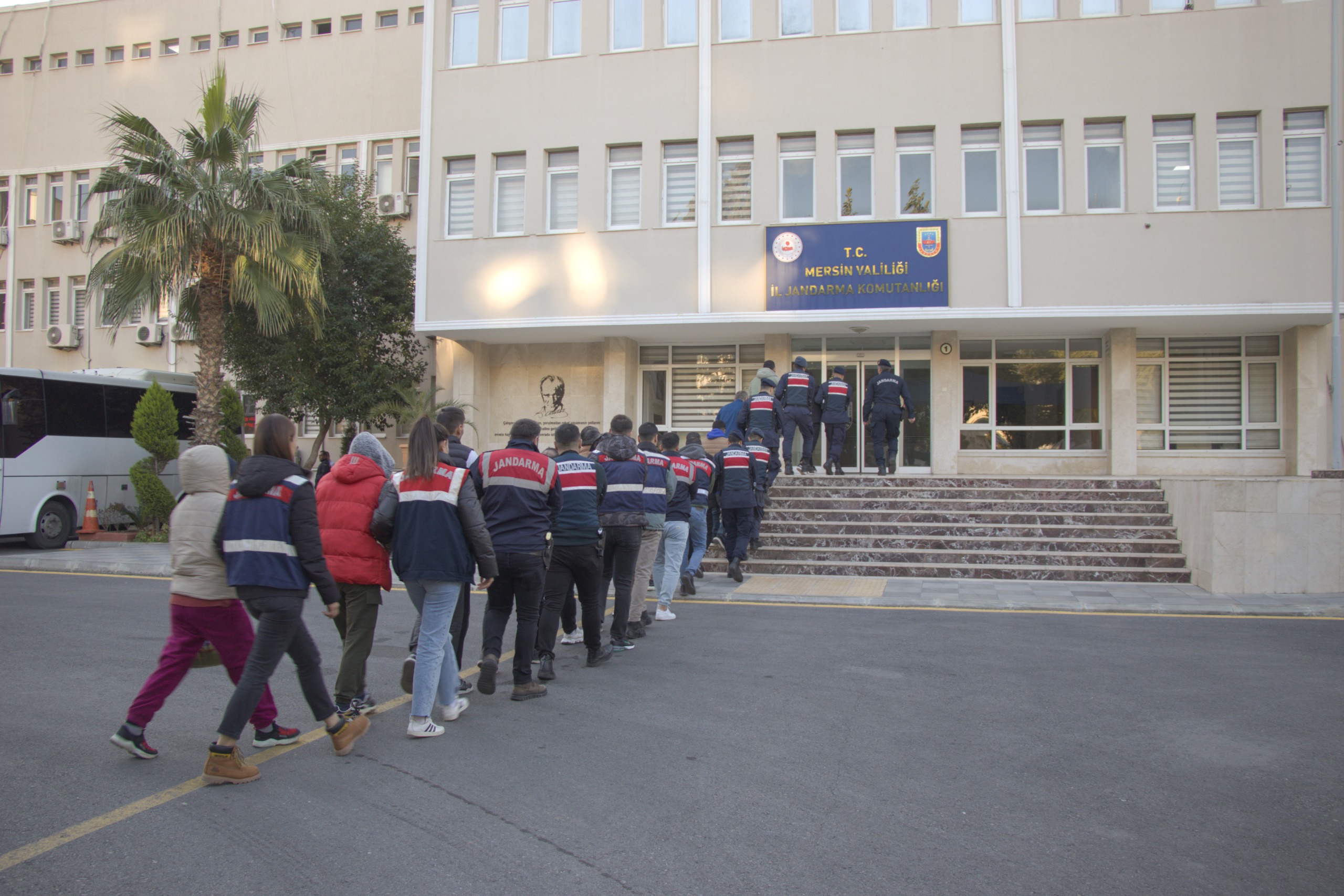 Mersin’de sahte ilanla dolandırıcılık yaptıkları öne sürülen 17 zanlı tutuklandı