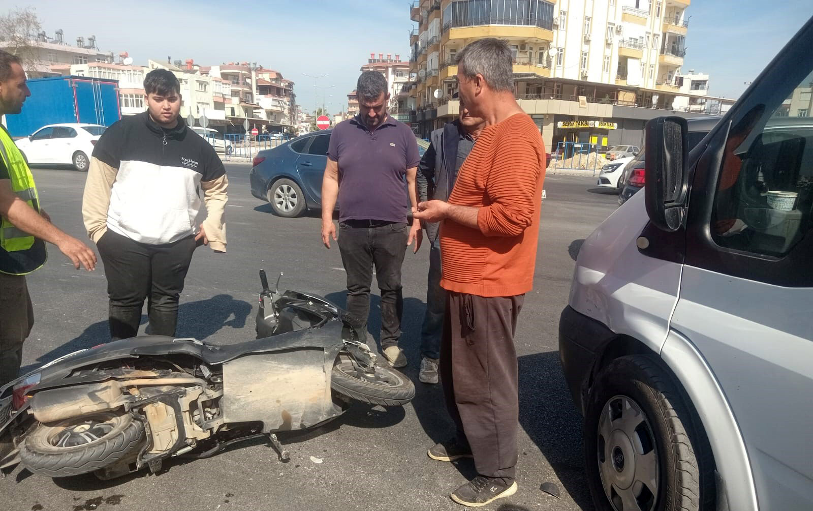 Minibüs ile çarpışan motosikletin sürücüsü yaralandı