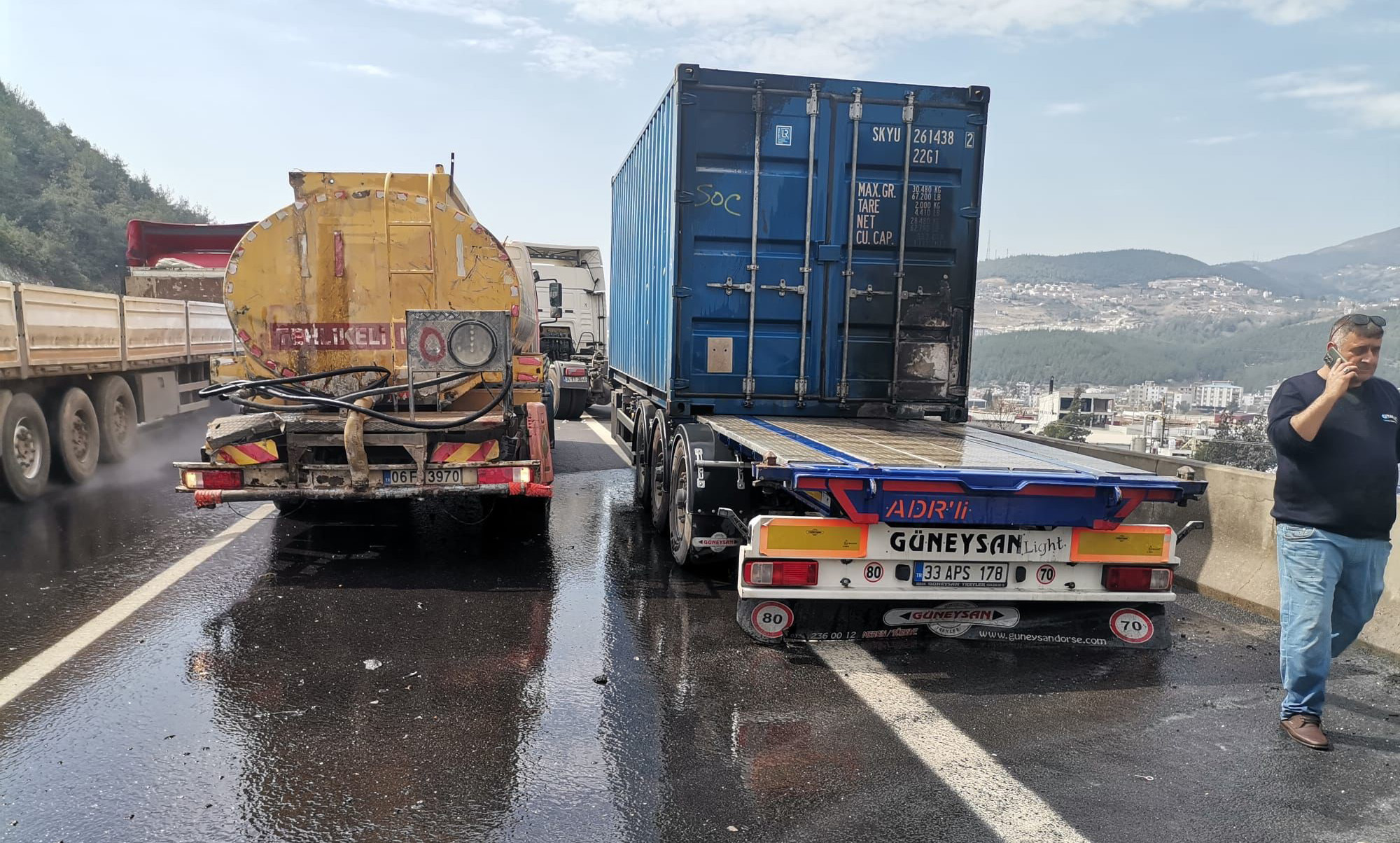 Osmaniye’de seyir halindeki tırın dorsesi yandı