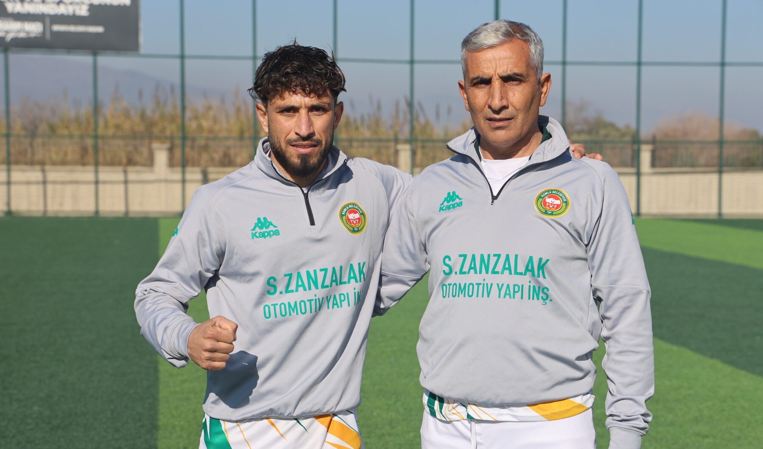 Suriyeli Muhammed, savaştan kaçıp sığındığı Türkiye’de yeşil sahada ter döküyor