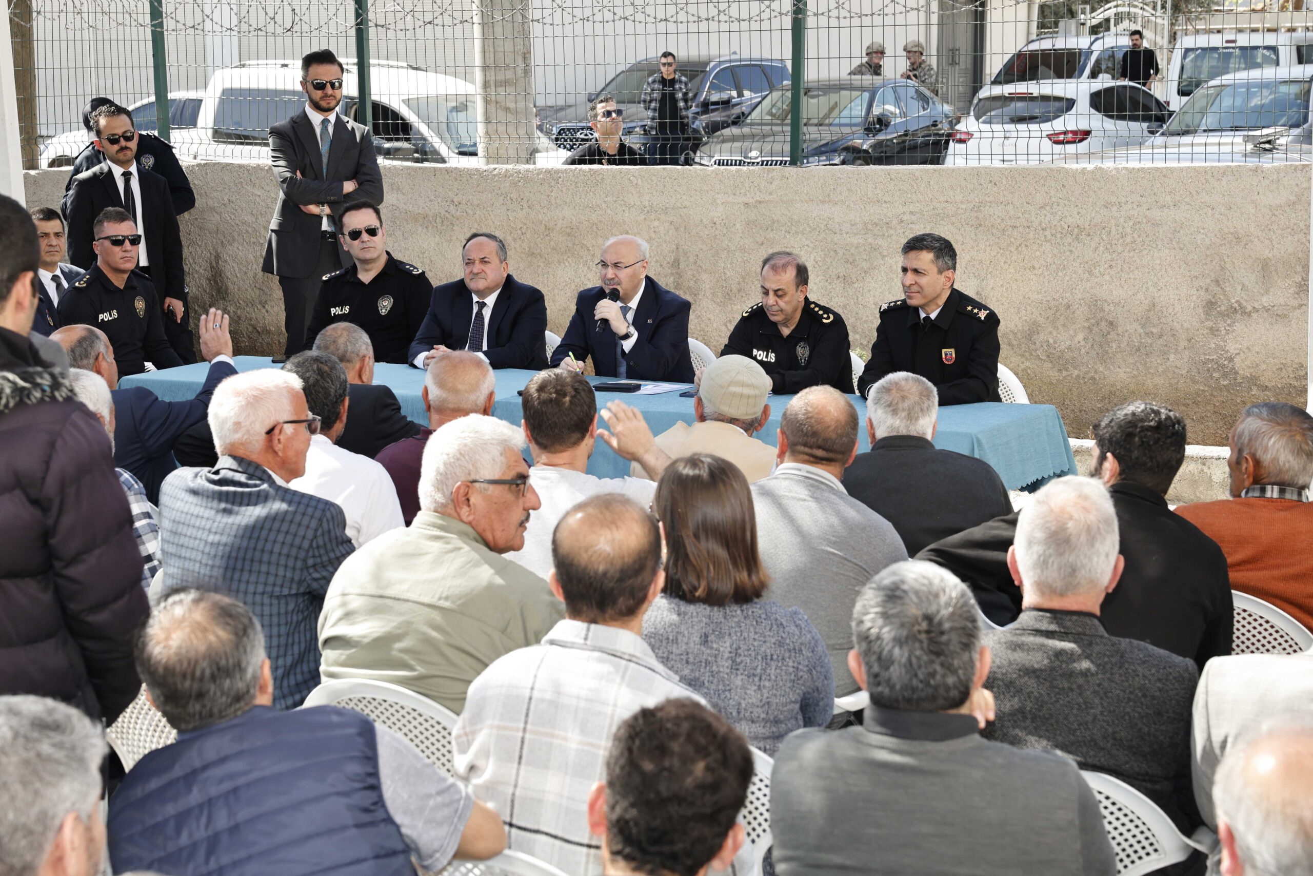 Vali Köşger Küçükdikili’de vatandaşlarla buluştu ve Küçükdikili Adem’i ziyaret etti