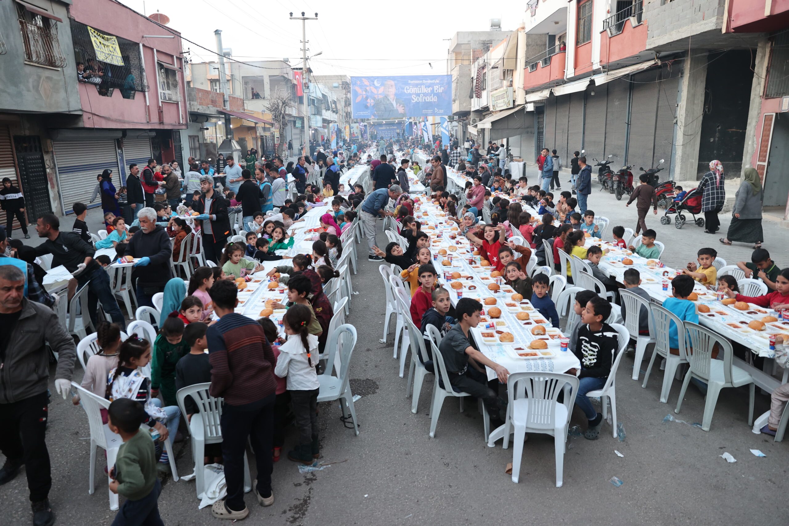 Yüreğir’de binlerce kişi iftarda buluşuyor