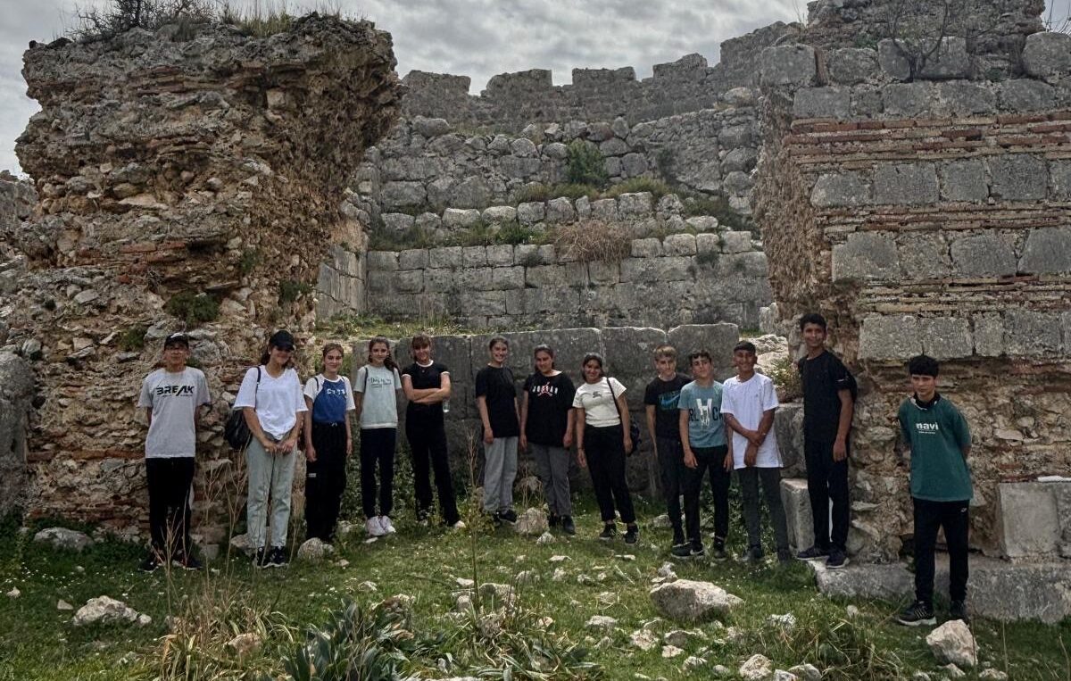 Kozanda çocuklar kent konseyi ile tarihi yerleri öğreniyor