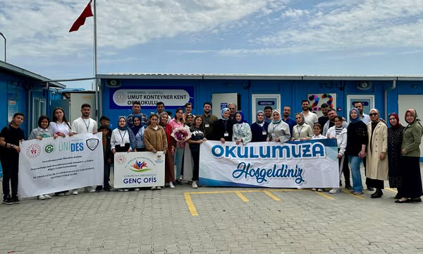 Adana Gençlik Merkezi durmuyor